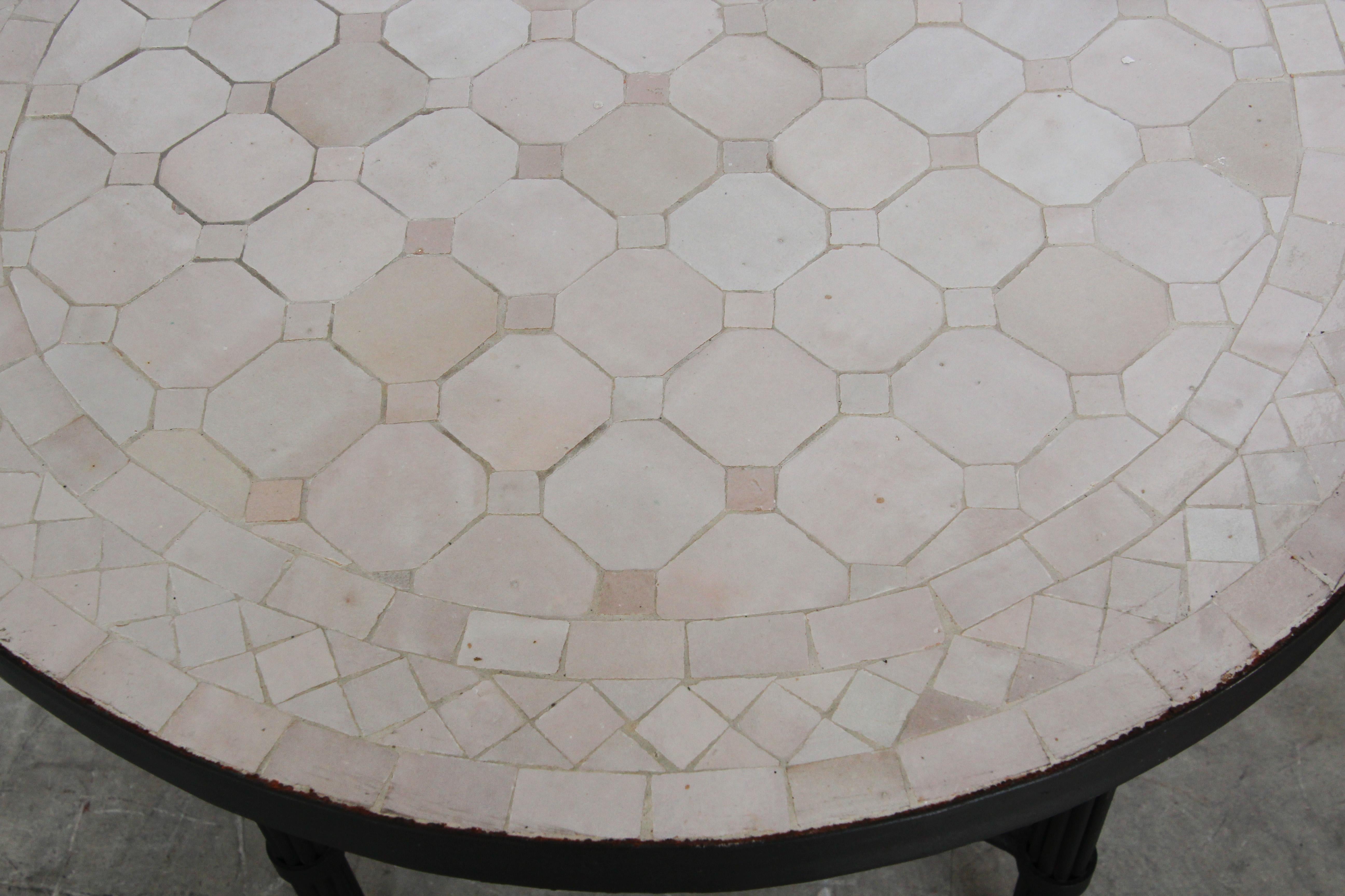 Table d'appoint marocaine en mosaïque mauresque de couleur ivoire-blanc 1
