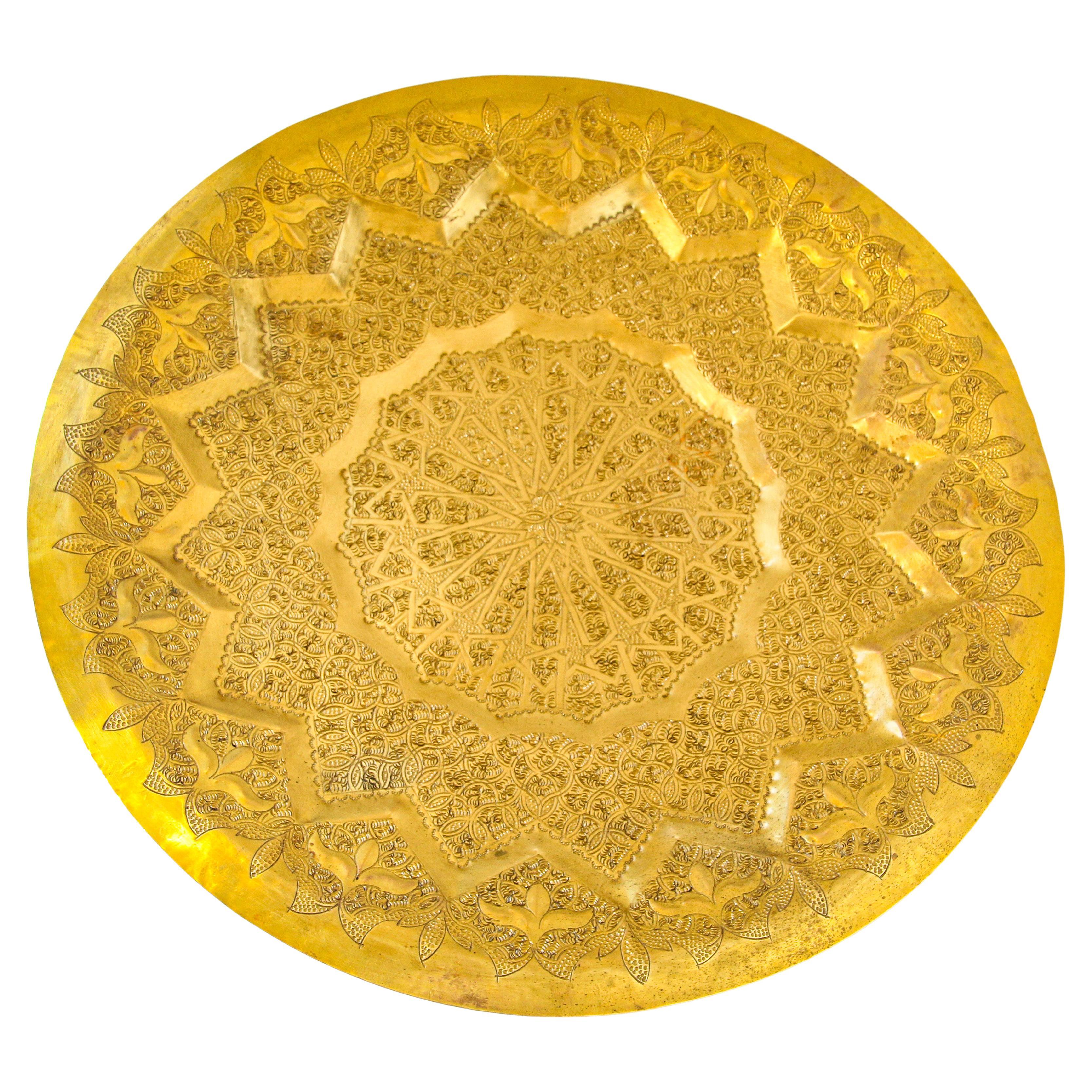 Fabuleux plateau marocain mauresque en laiton martelé à la main, œuvre d'art multidimensionnelle complexe, motifs repoussés en laiton très fins de la métallurgie islamique.
Plateau décoratif en laiton, fabriqué à la main et suspendu au mur, avec un