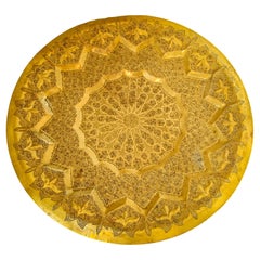 Vassoio decorativo marocchino in ottone lucido appeso alla parete