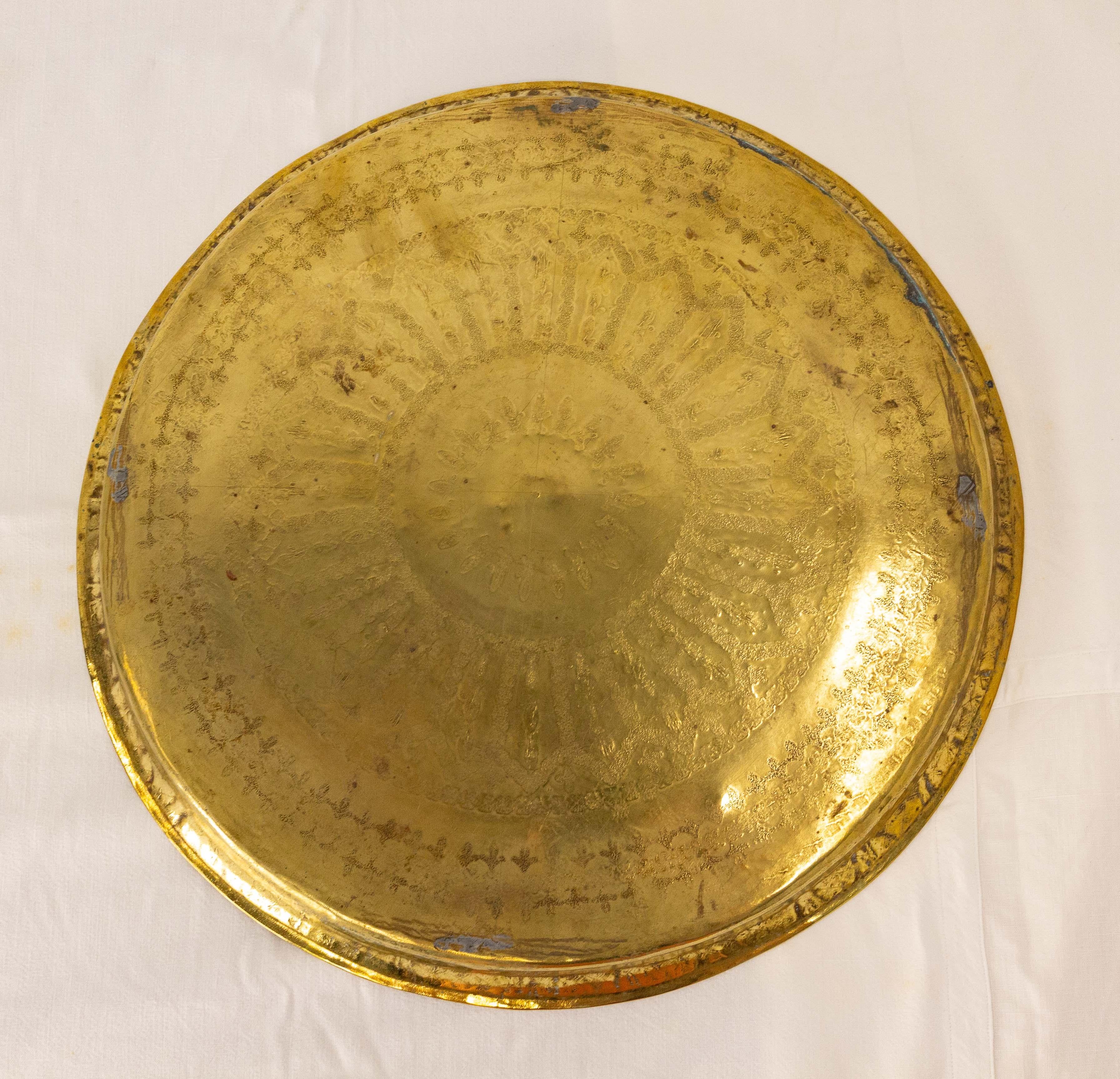 Marokkanisches maurisches Tablett aus poliertem Kupfer, frühes 20. Jahrhundert im Zustand „Gut“ im Angebot in Labrit, Landes