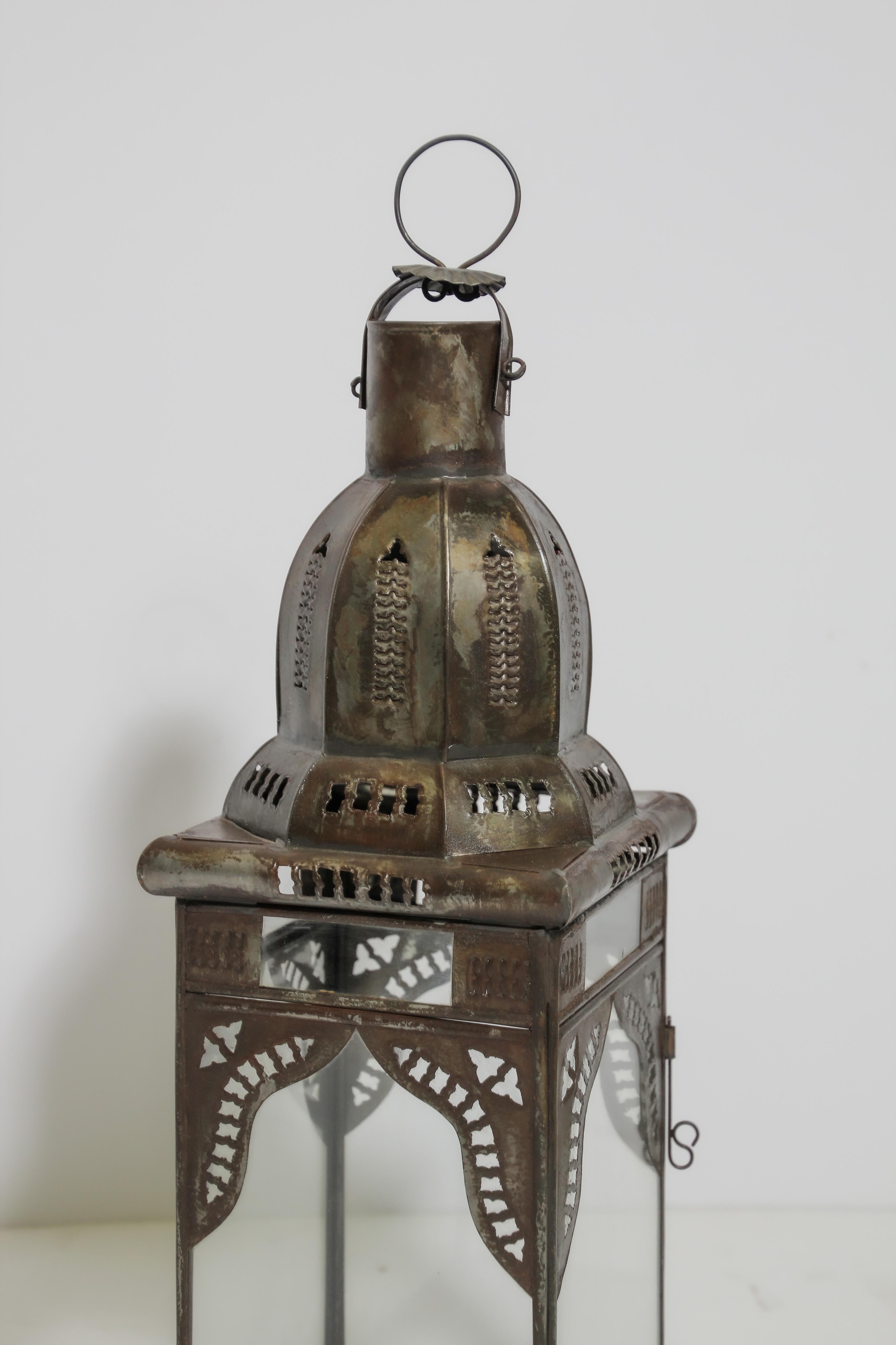 20ième siècle Lanterne bougie marocaine carrée en métal mauresque et verre transparent en vente