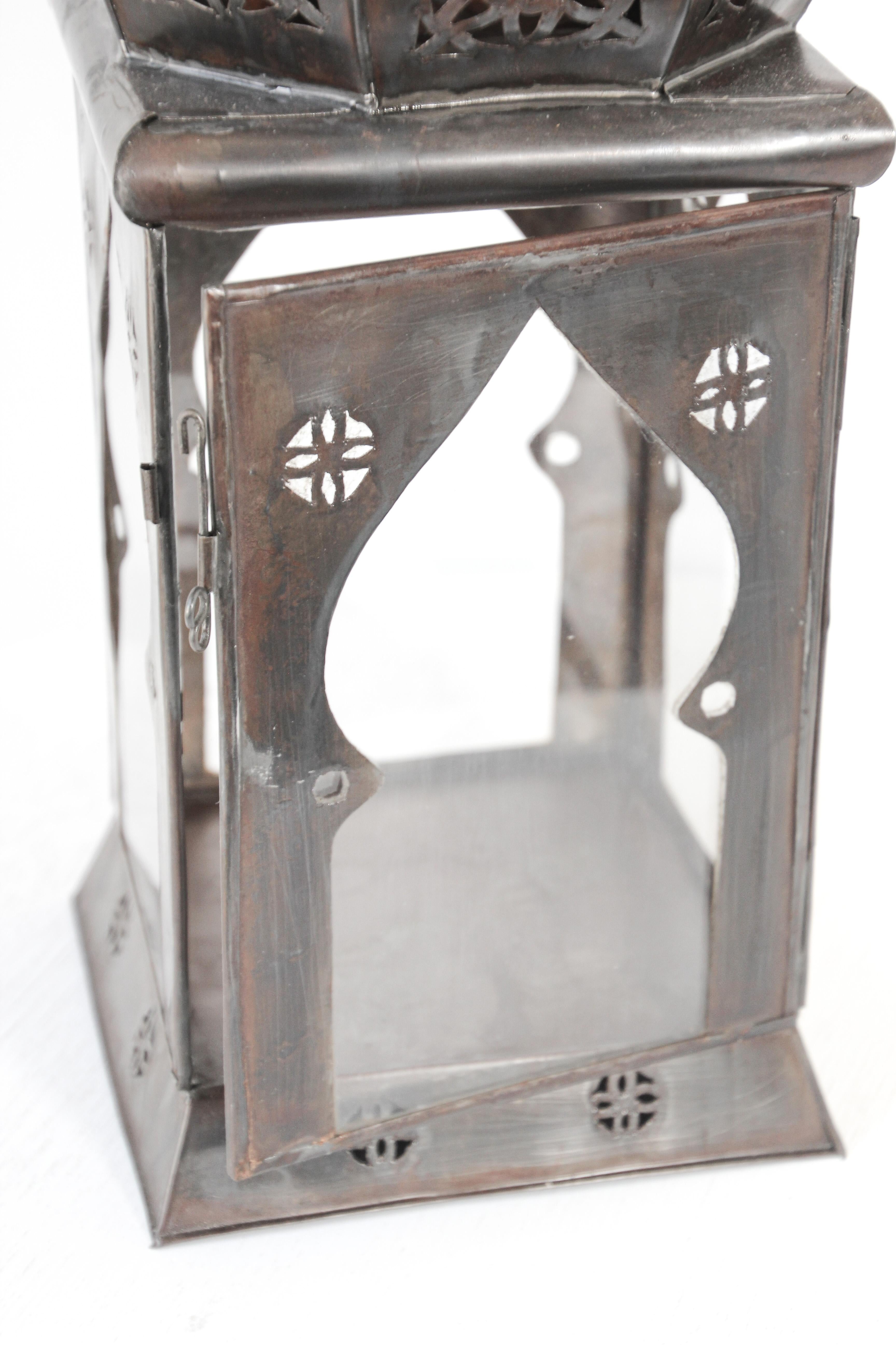 Lanterne de bougie mauresque marocaine carrée en tôle et verre transparent en vente 1