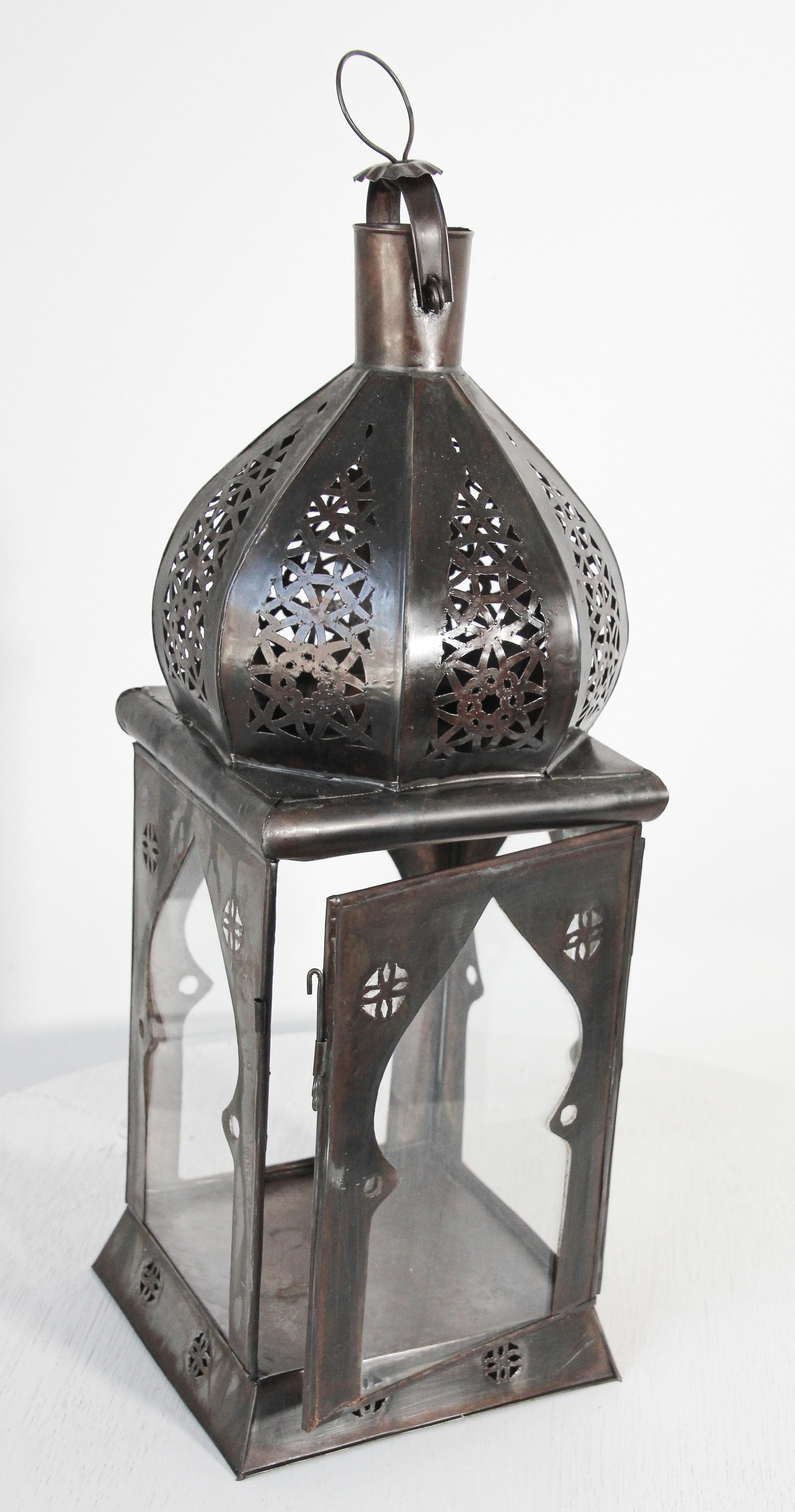 Lanterne de bougie mauresque marocaine carrée en tôle et verre transparent en vente 2