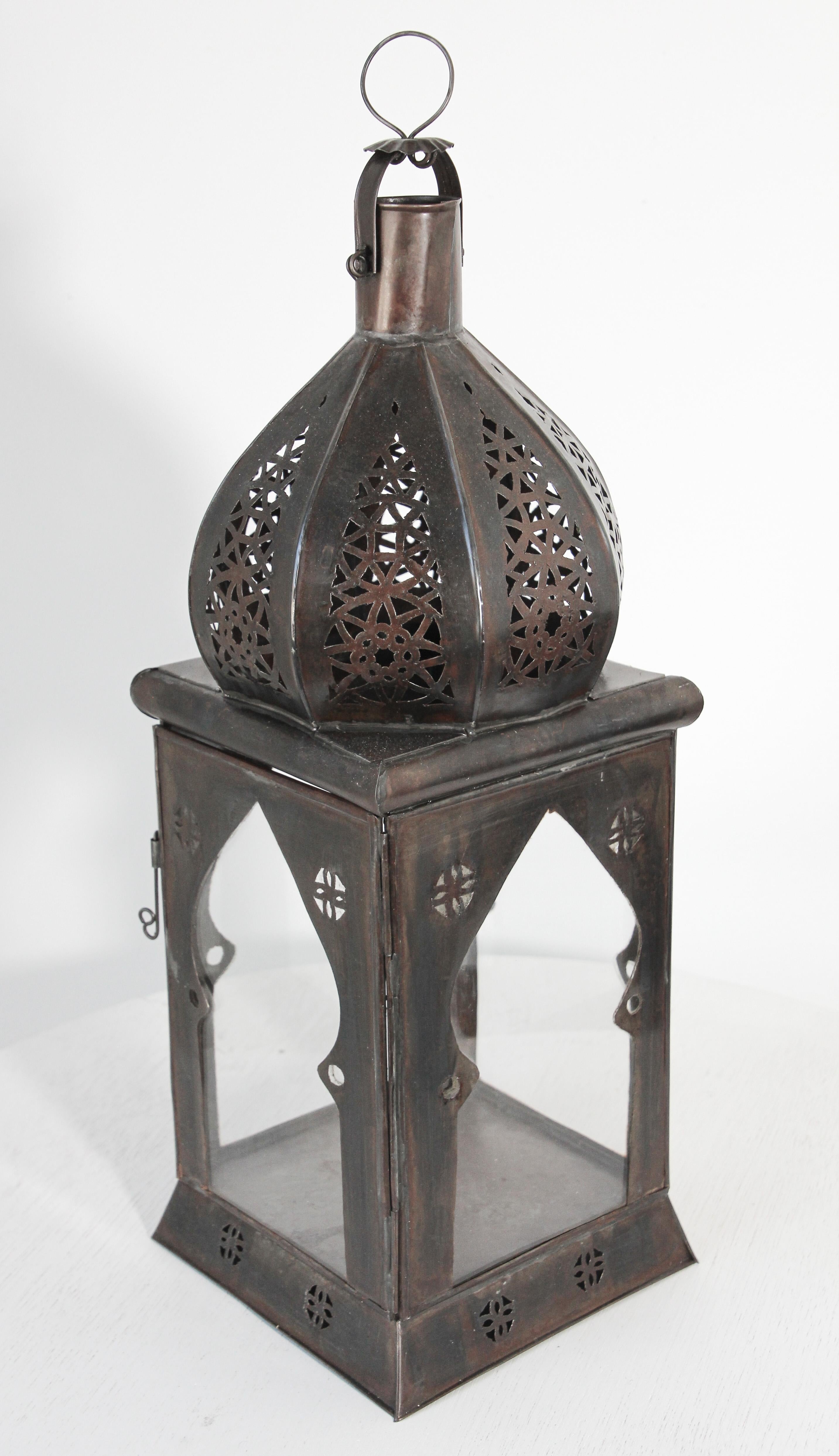 Lanterne de bougie mauresque marocaine carrée en tôle et verre transparent en vente 3