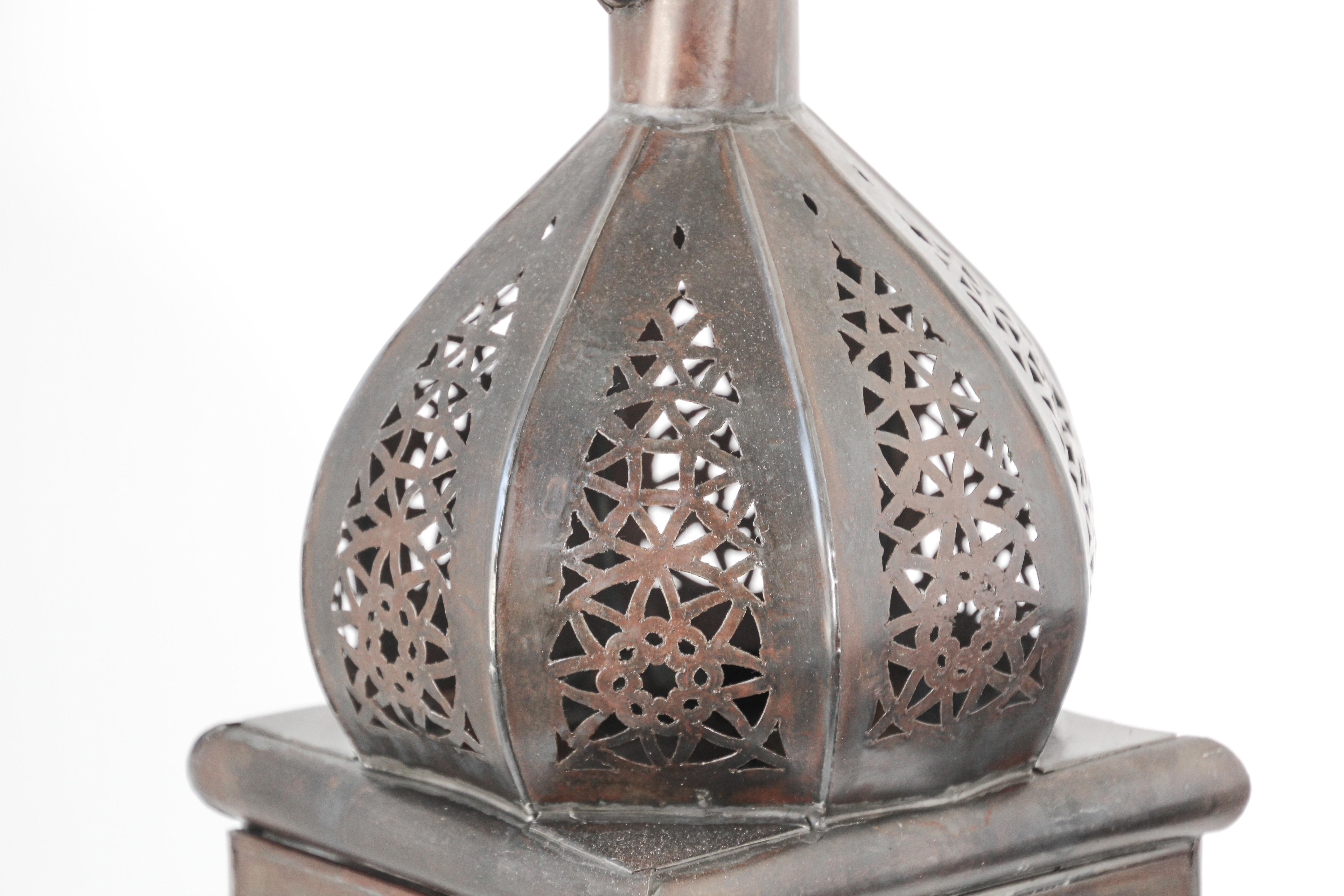 Marokkanische maurische quadratische Kerzenlaterne aus Zinn und klarem Glas im Angebot 6