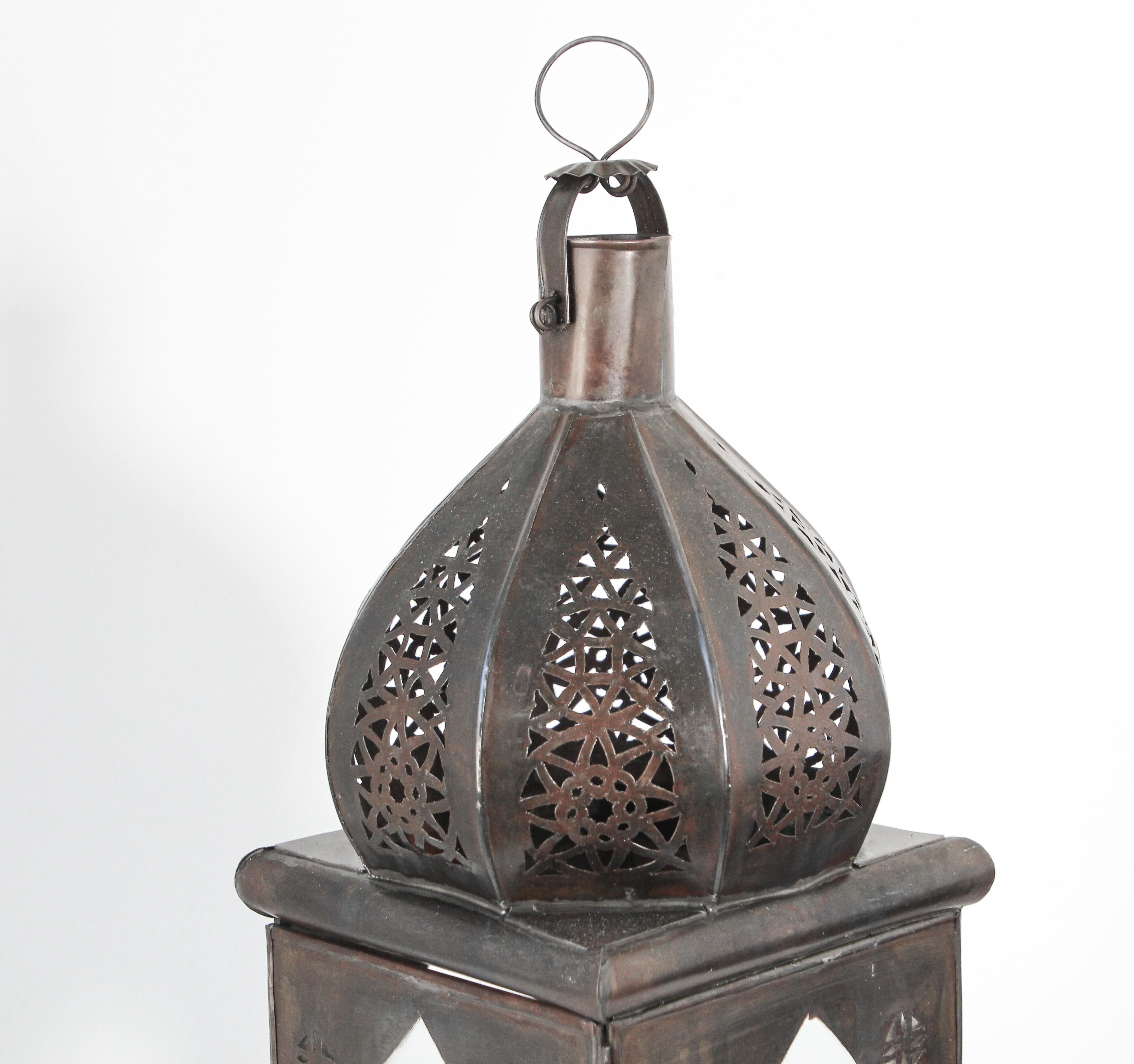 Moroccan Moorish Square Tole and Clear Glass Candle Lantern In Good Condition For Sale In North Hollywood, CA