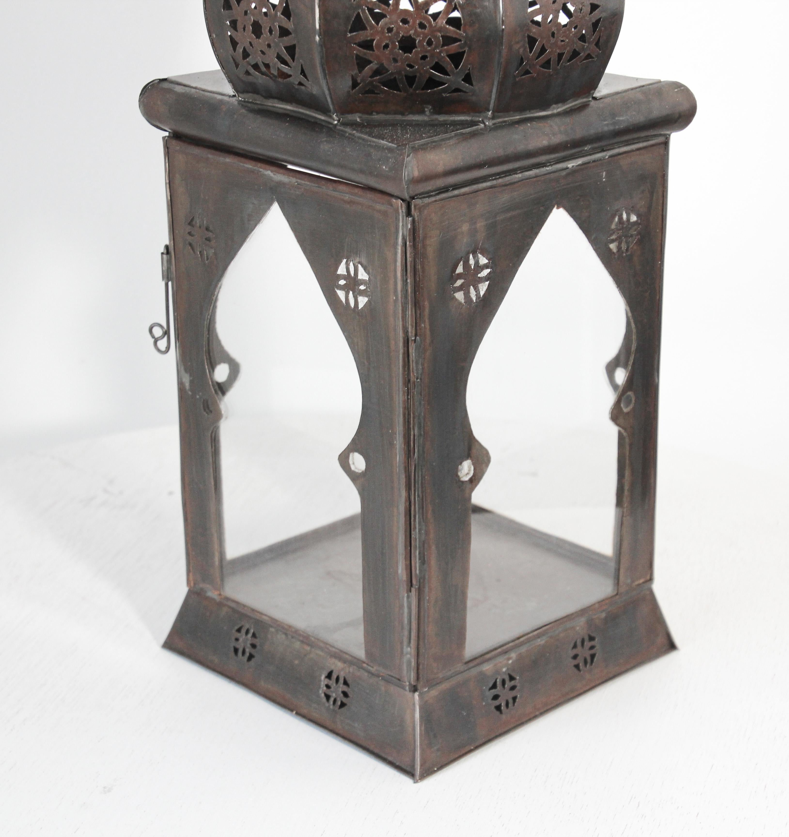 Marokkanische maurische quadratische Kerzenlaterne aus Zinn und klarem Glas (20. Jahrhundert) im Angebot