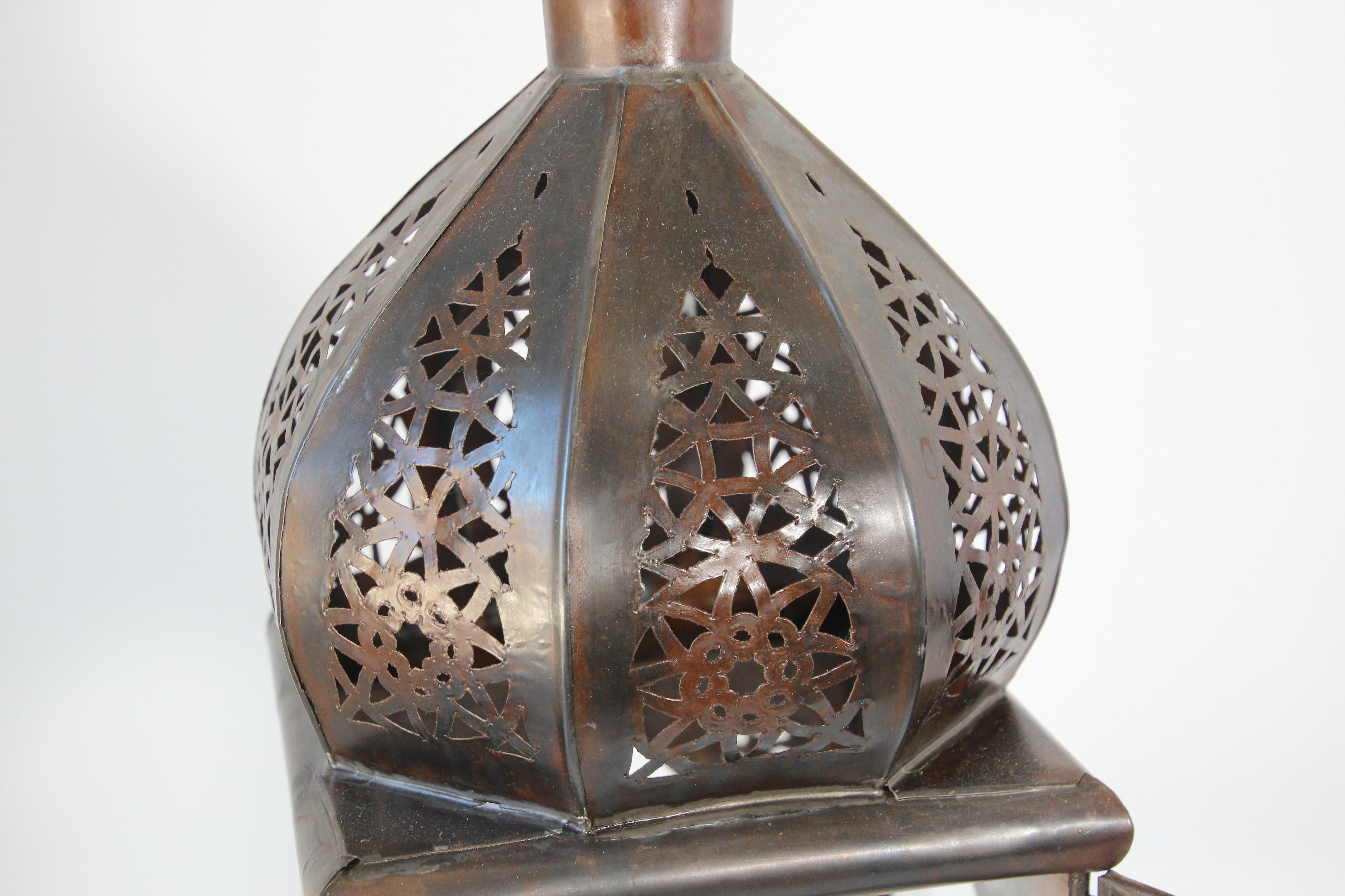 Marokkanische maurische quadratische Kerzenlaterne aus Zinn und klarem Glas im Angebot 1