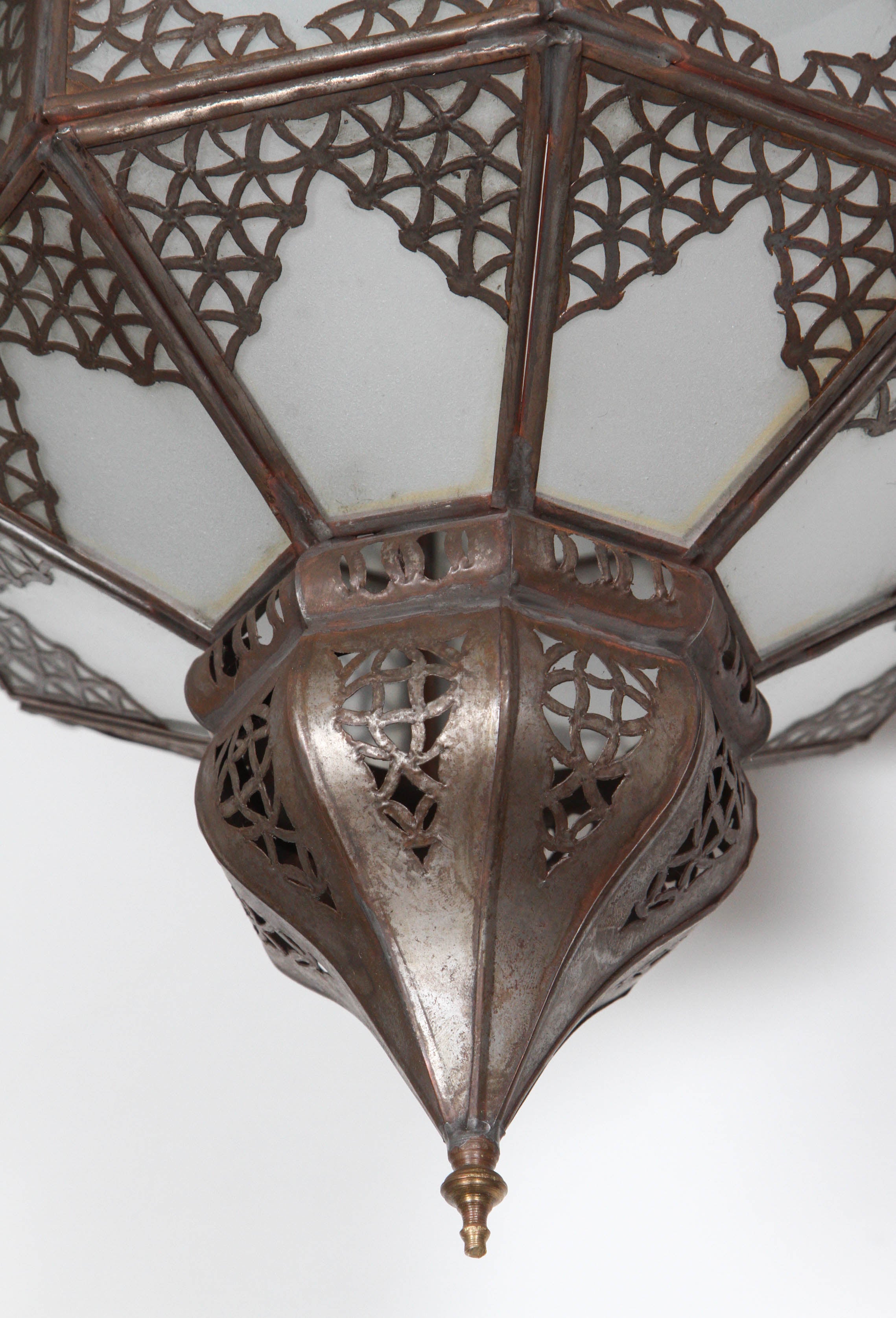 Fait main Abat-jour de lanterne marocaine en verre dépoli en forme d'étoile en vente