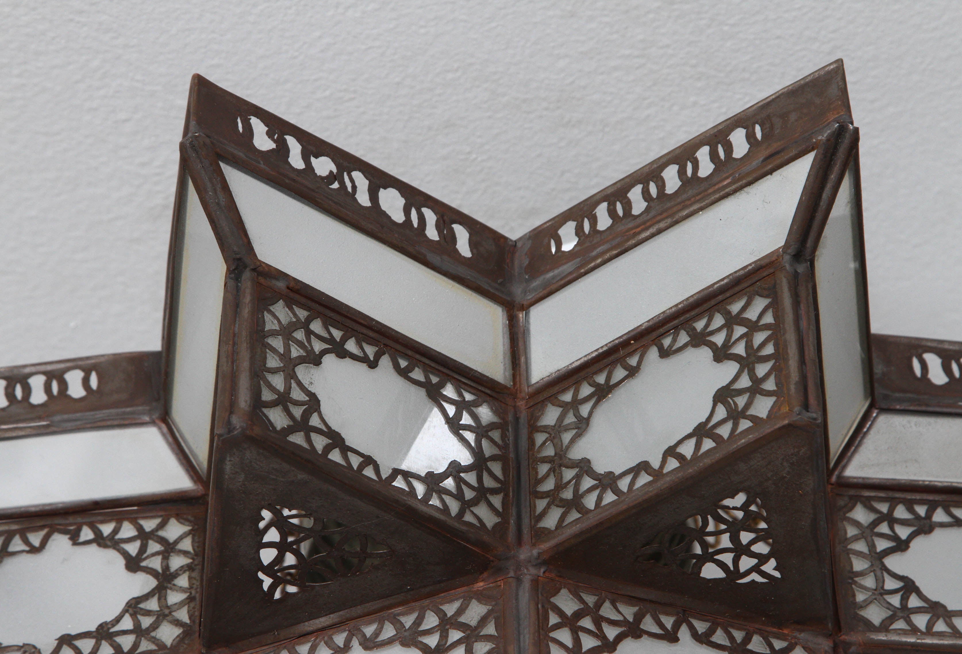 20ième siècle Abat-jour de lanterne marocaine en verre dépoli en forme d'étoile en vente