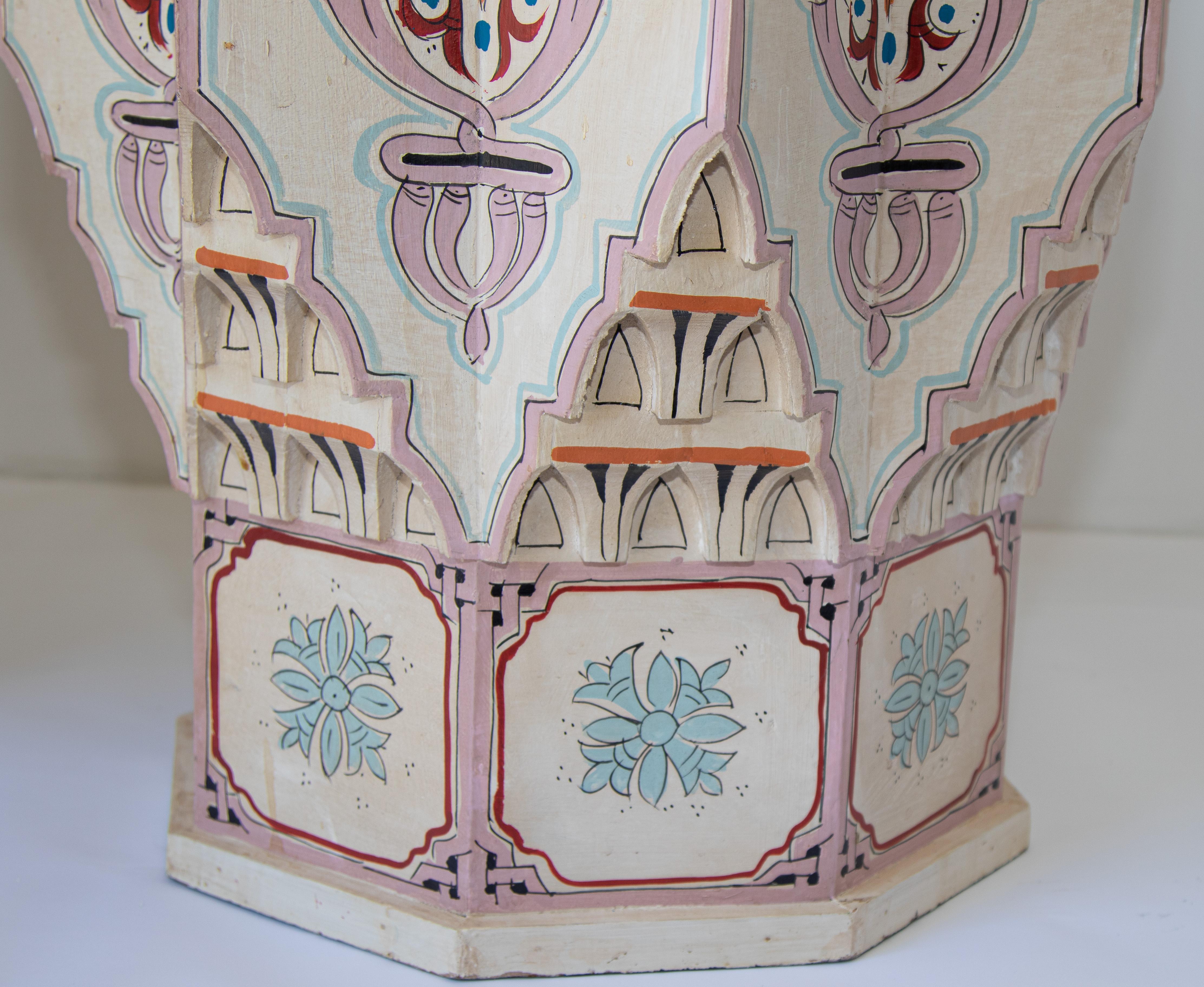Peint à la main Paire de tables d'appoint marocaines mauresques en ivoire en forme d'étoile en vente