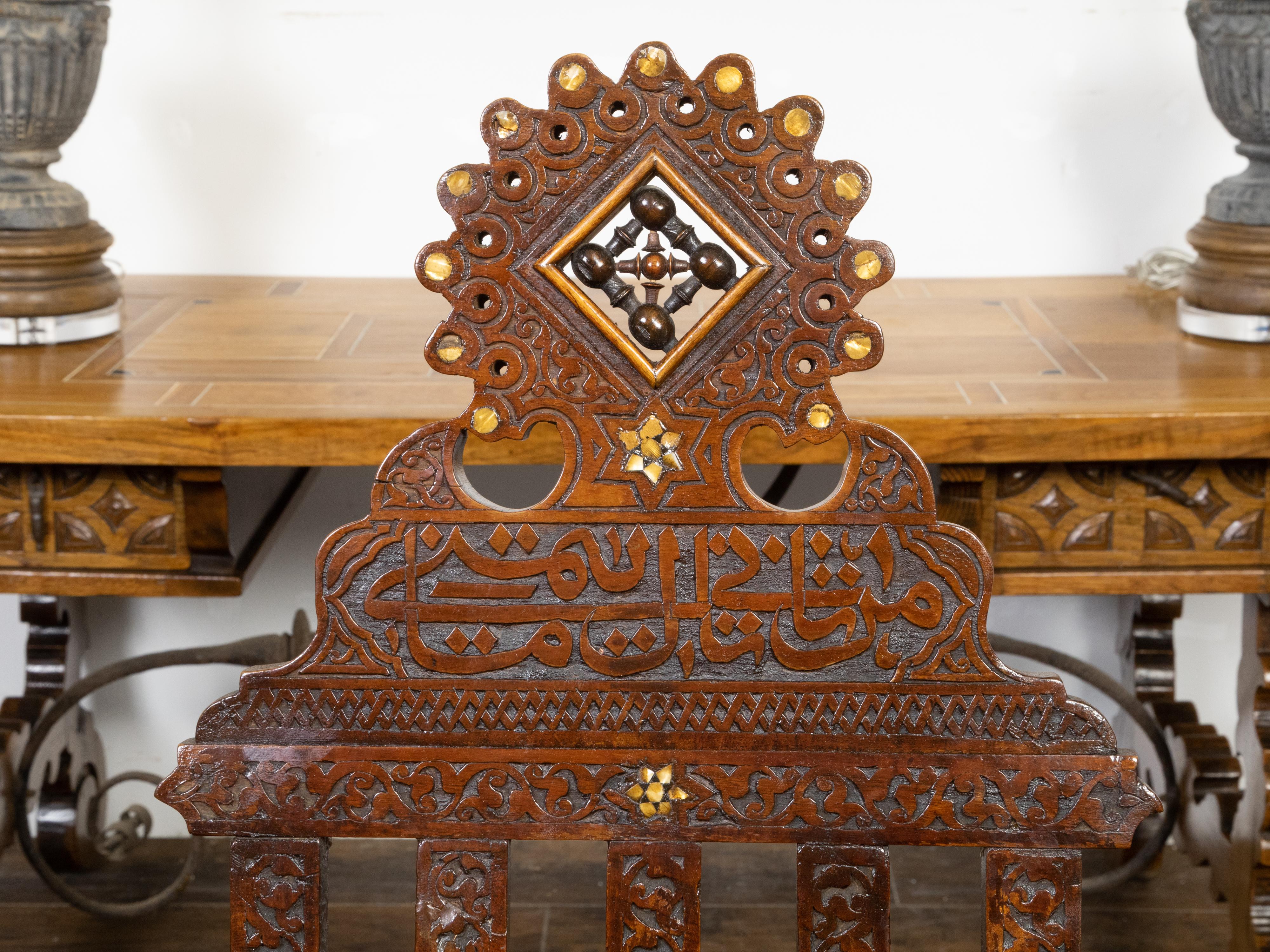 Marokkanischer Beistellstuhl im maurischen Stil um 1900 mit reich geschnitztem Dekor und Sternintarsie im Angebot 2