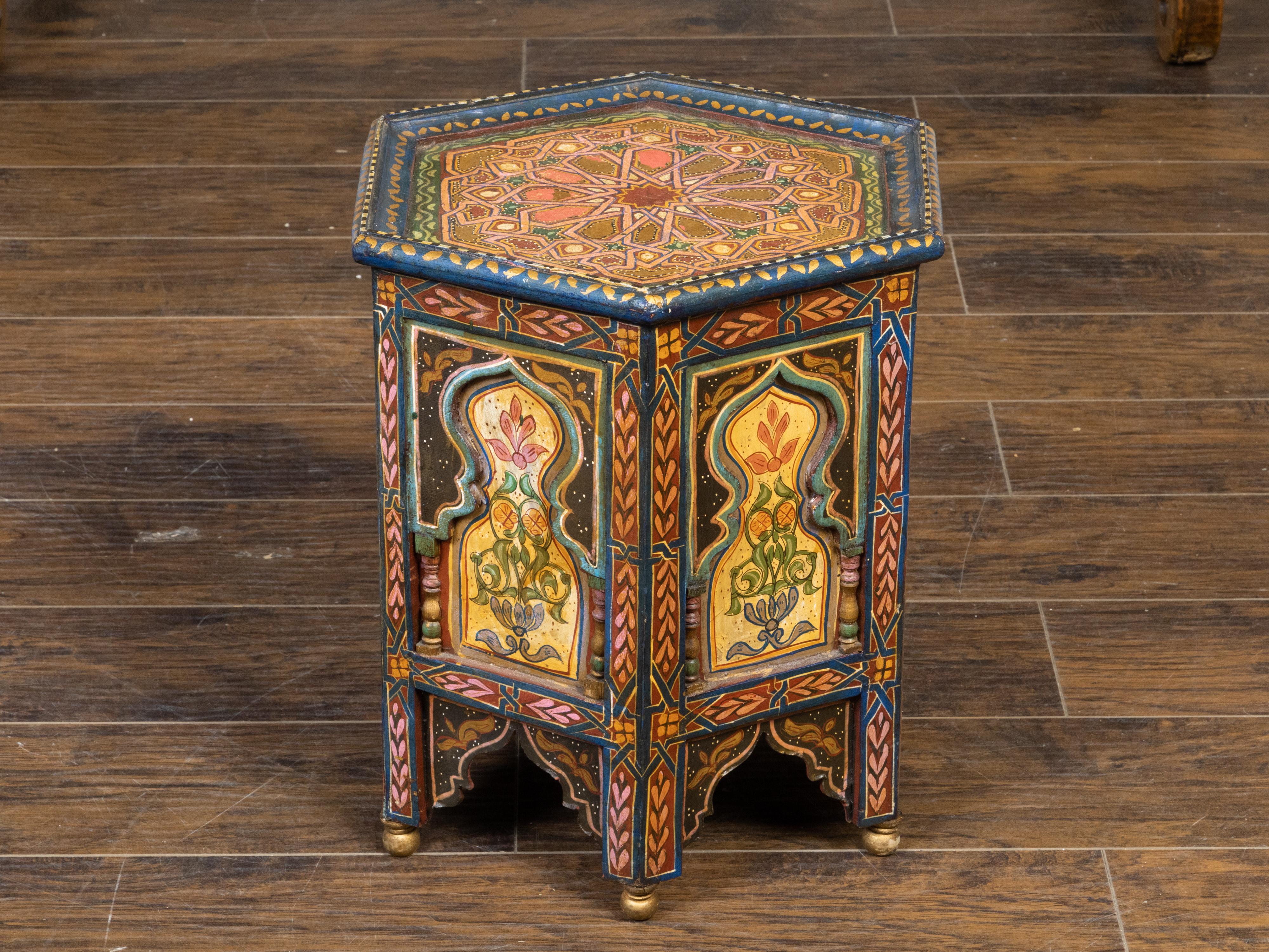 Marokkanischer Tisch im maurischen Stil der 1920er Jahre mit sechseckiger Platte und polychromem Dekor (Maurisch) im Angebot