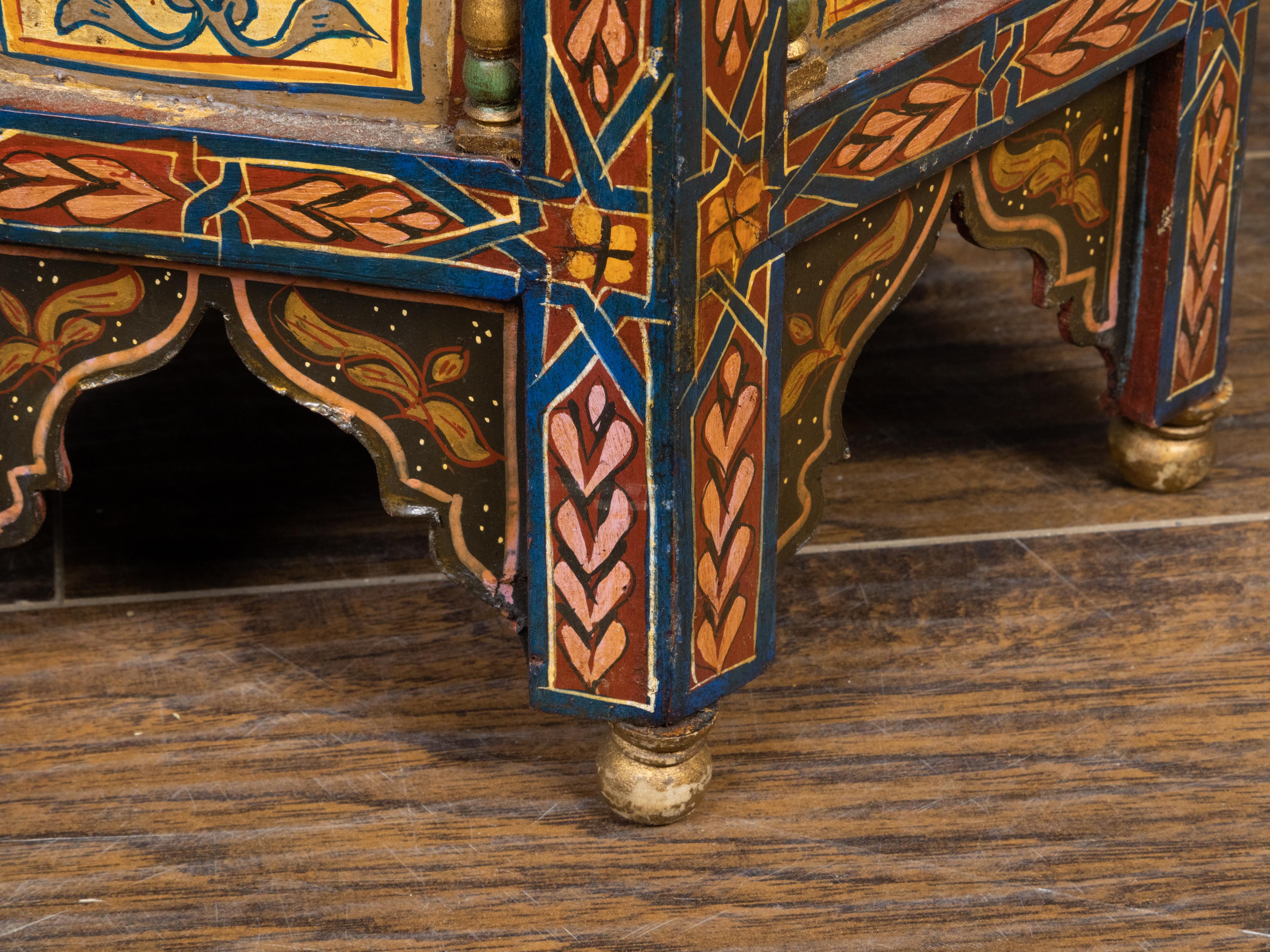 Marokkanischer Tisch im maurischen Stil der 1920er Jahre mit sechseckiger Platte und polychromem Dekor (Holz) im Angebot