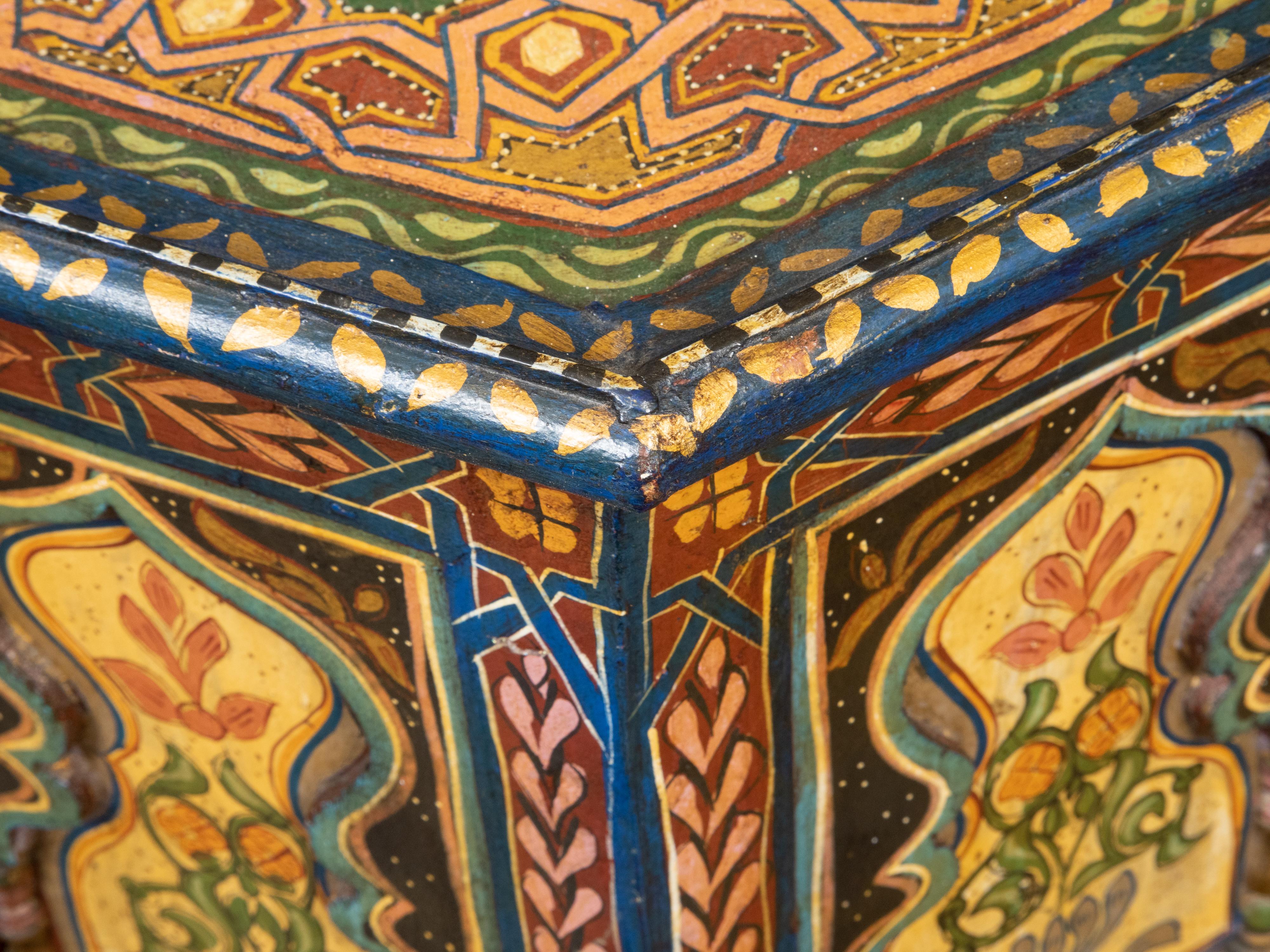 Sculpté Table marocaine de style mauresque des années 1920 avec plateau hexagonal et décor polychrome en vente