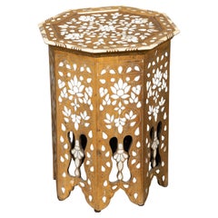 Table de style mauresque marocain des années 1920 avec plateau octogonal et incrustation de nacre