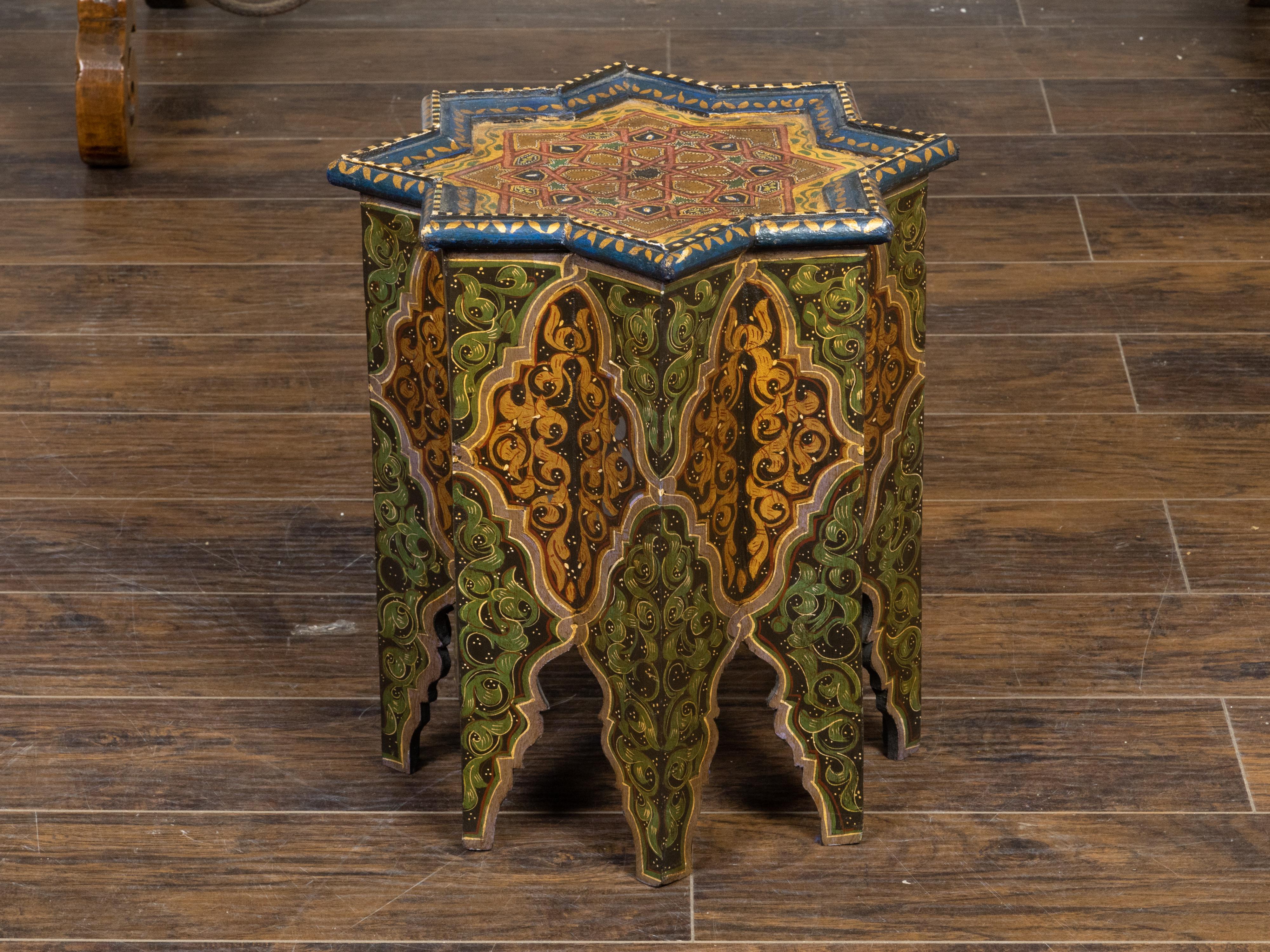 Mauresque Table marocaine de style mauresque des années 1920 avec plateau en forme d'étoile et décor polychrome en vente