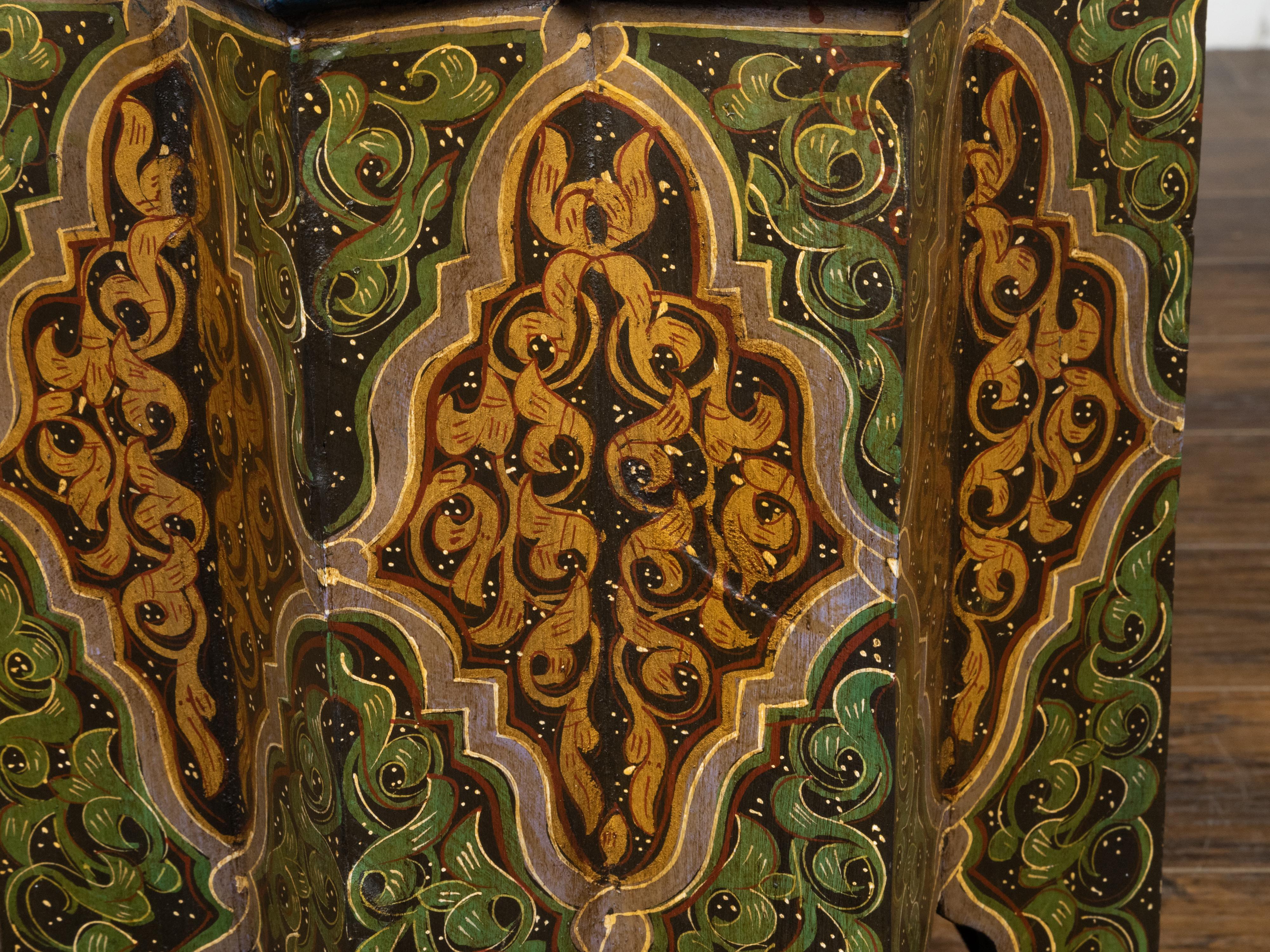 Sculpté Table marocaine de style mauresque des années 1920 avec plateau en forme d'étoile et décor polychrome en vente