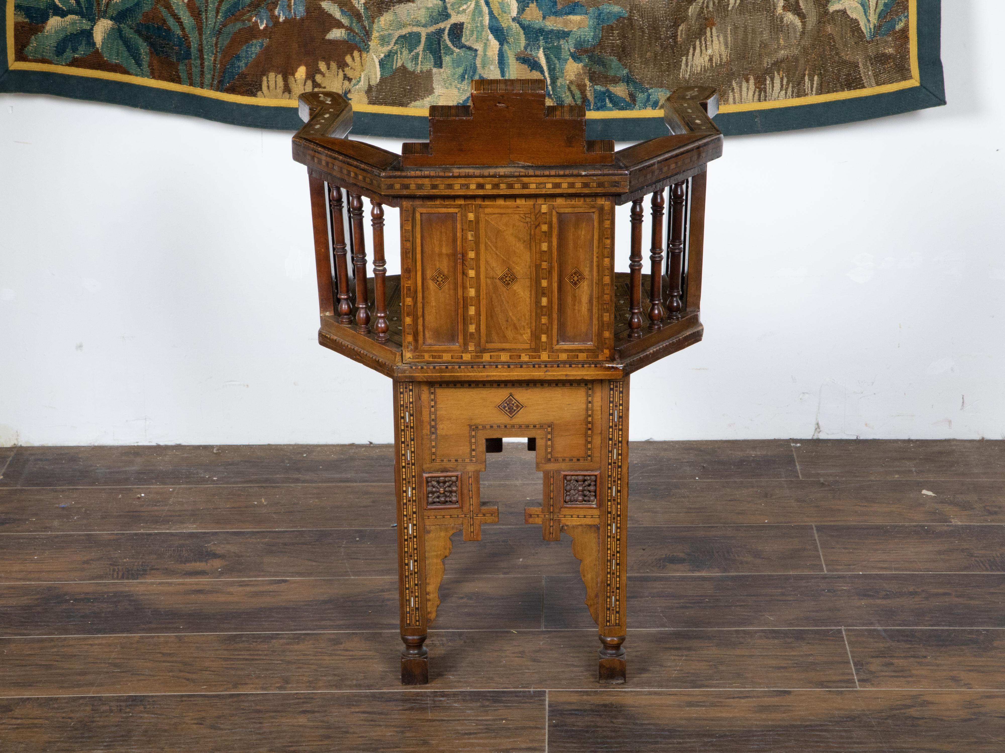 Marokkanischer Sessel im maurischen Stil mit Perlmutteinlage und geometrischem Dekor (Geschnitzt) im Angebot