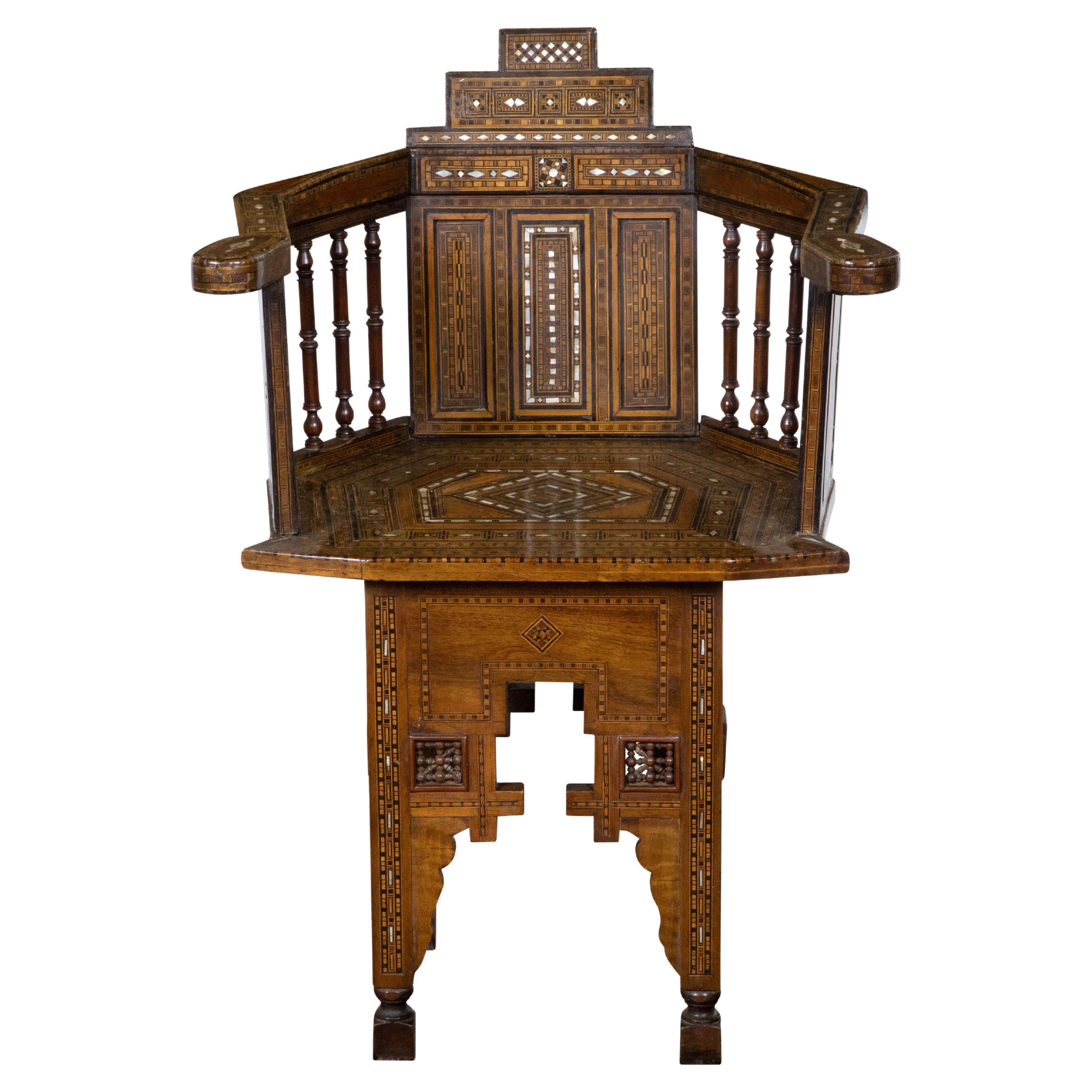 Fauteuil marocain de style mauresque avec incrustation de nacre et décor géométrique