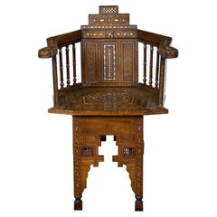 Marokkanischer Sessel im maurischen Stil mit Perlmutteinlage und geometrischem Dekor