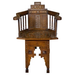 Fauteuil marocain de style mauresque avec incrustation de nacre et décor géométrique