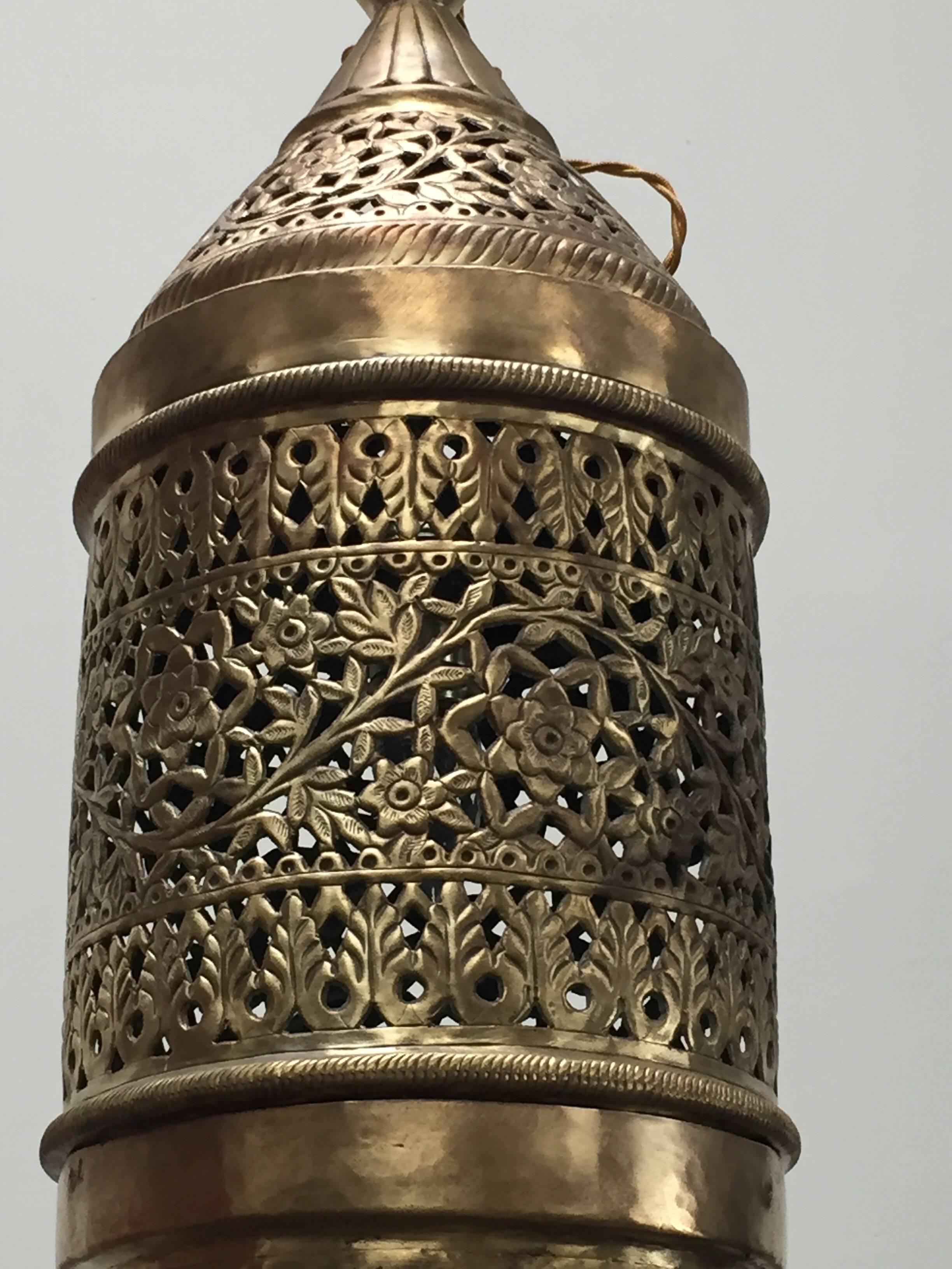20ième siècle Luminaire suspendu marocain en laiton de style mauresque