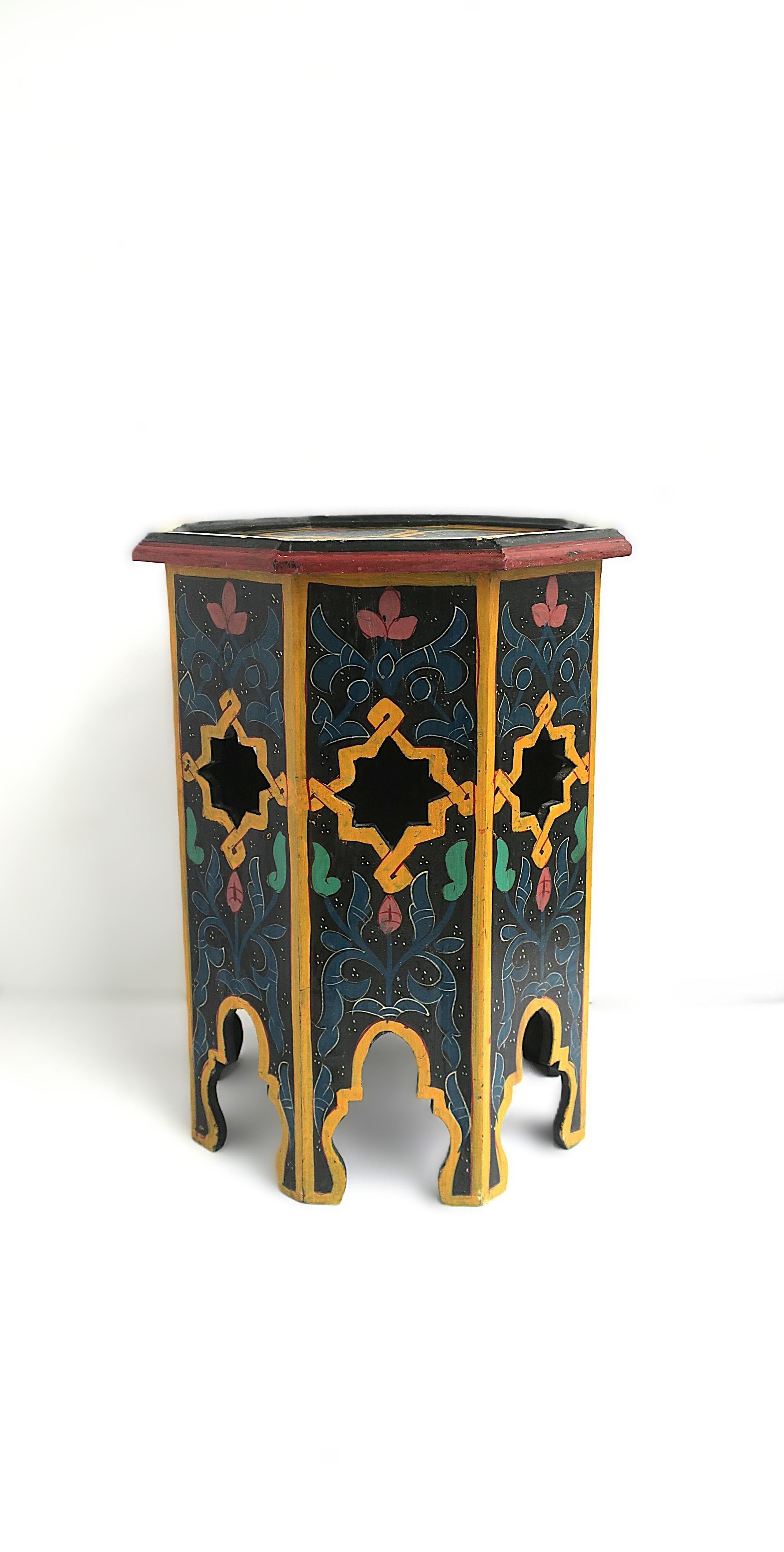 Ein farbenfroher, handbemalter marokkanischer Beistell- oder Getränketisch aus Holz mit traditionellem maurischem Design, um die Mitte des 20. Jahrhunderts, Marokko. Dieser Holztisch ist in bunten Farben wie Gelb, Blau, Grün, Beerenrot usw.