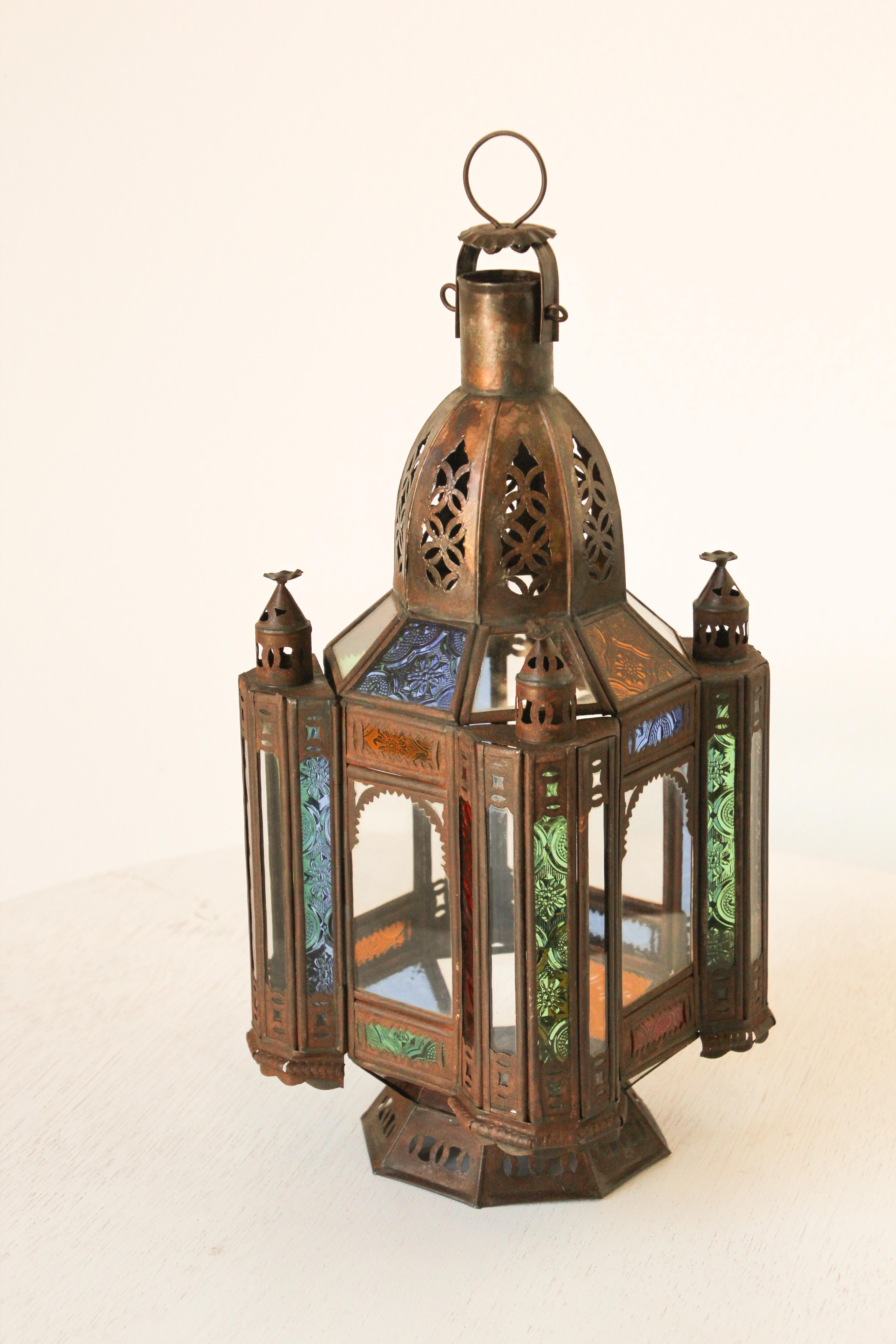 Marokkanische maurische Kerzenlaterne aus Zinn und Glas (Vergoldet) im Angebot