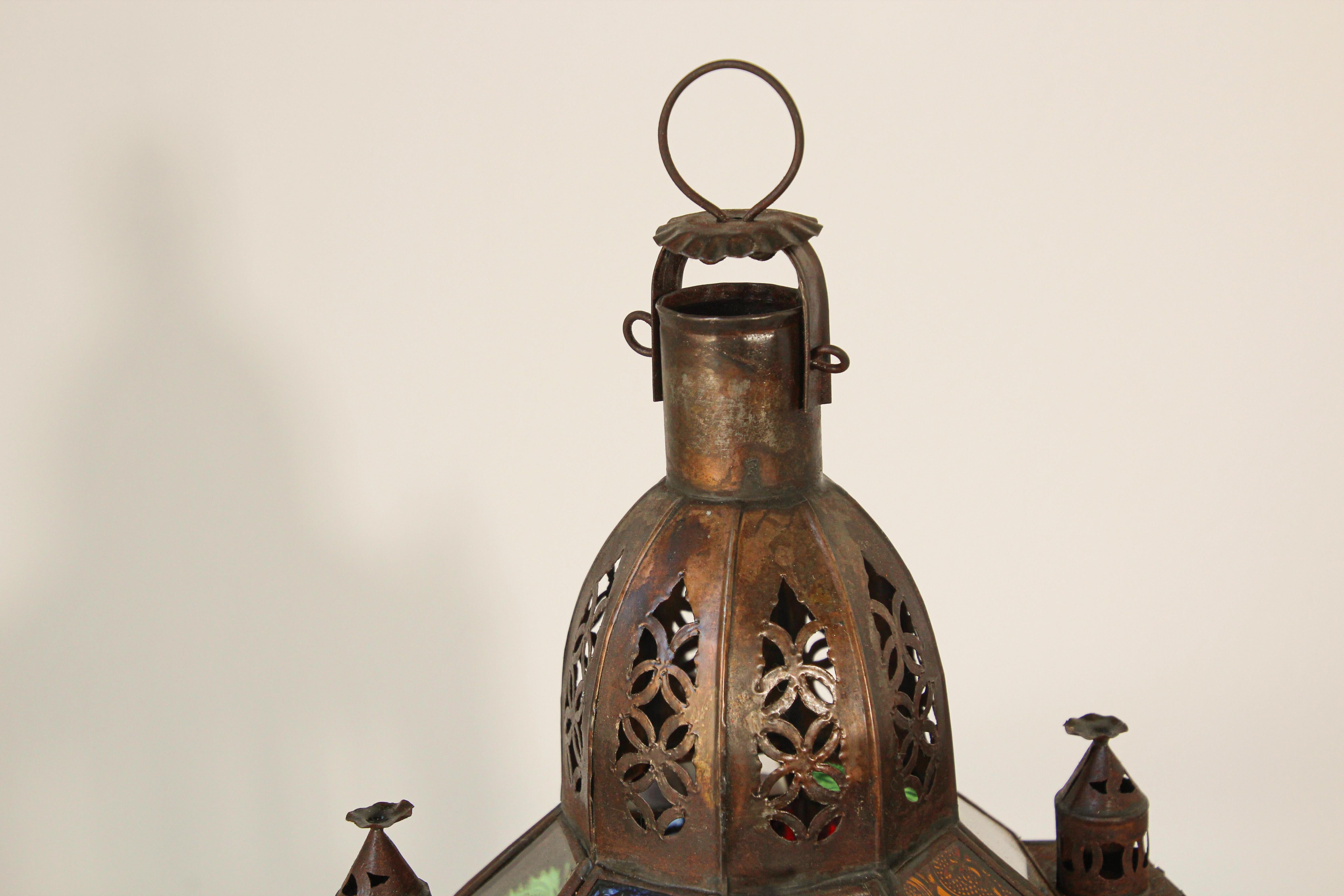 Moroccan Moorish Tole and Glass Candle Lantern In Good Condition For Sale In North Hollywood, CA