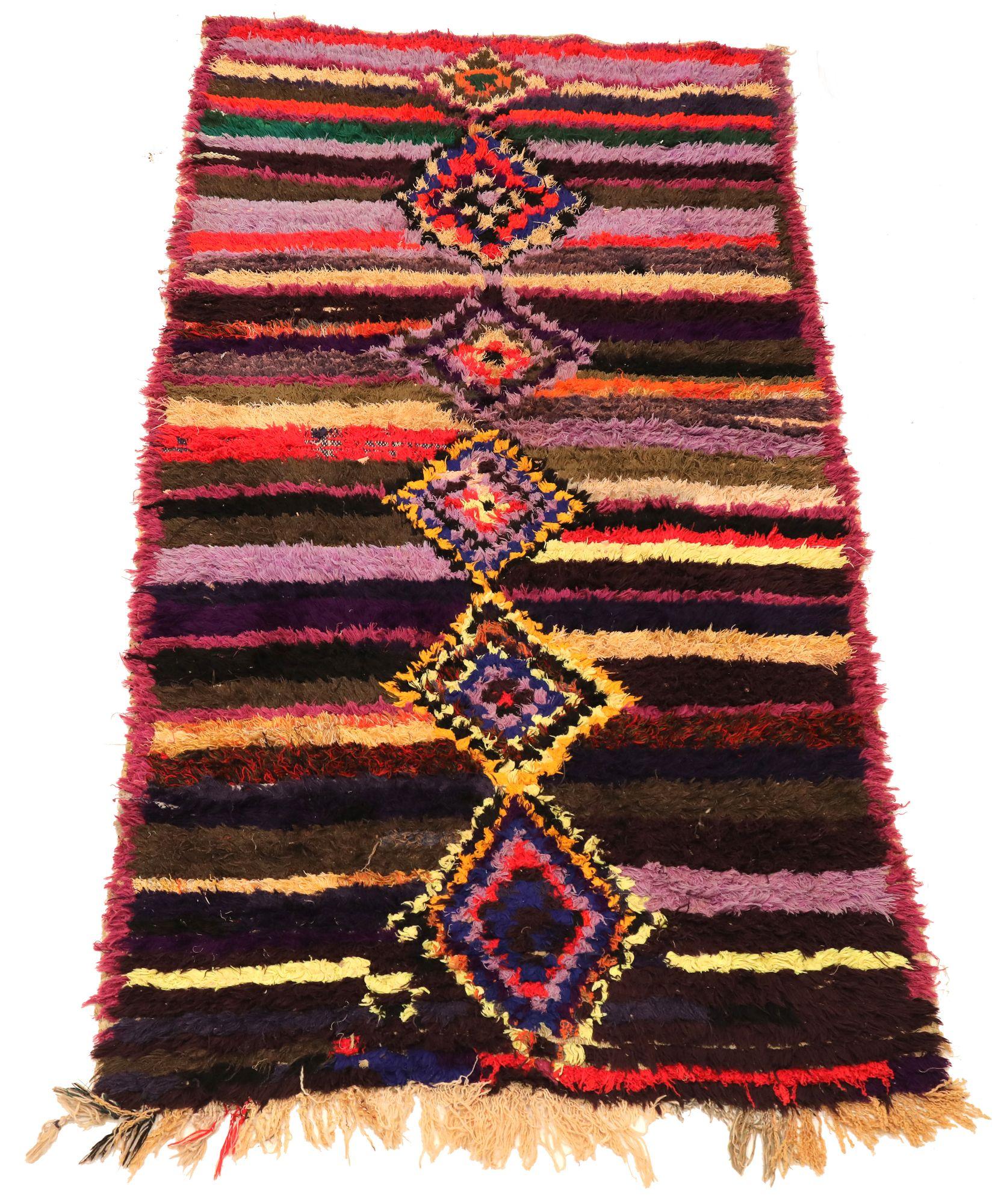 Scopri l'eleganza dei tappeti marocchini di CIRCA 1990. Progettato con lana e giallo marrone e rosso, questo design esclusivo è perfetto per valorizzare il tuo spazio.