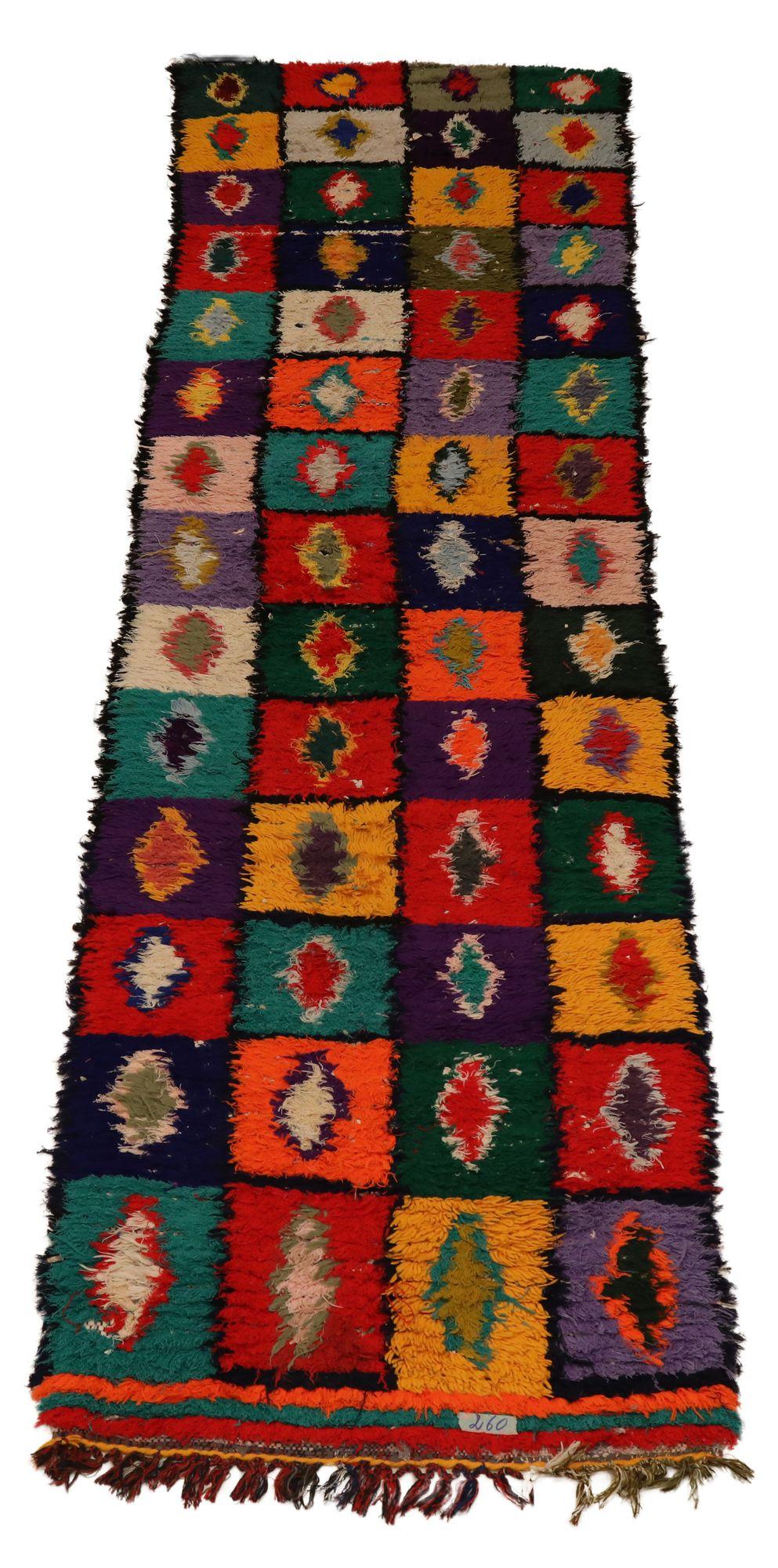 Scopri l'eleganza del Tappeto Runner marocchino di CIRCA 1990. Progettato con lana e blu-verde-arancio-rosa-purpel-rosso-giallo, questo design esclusivo è perfetto per valorizzare il tuo spazio.