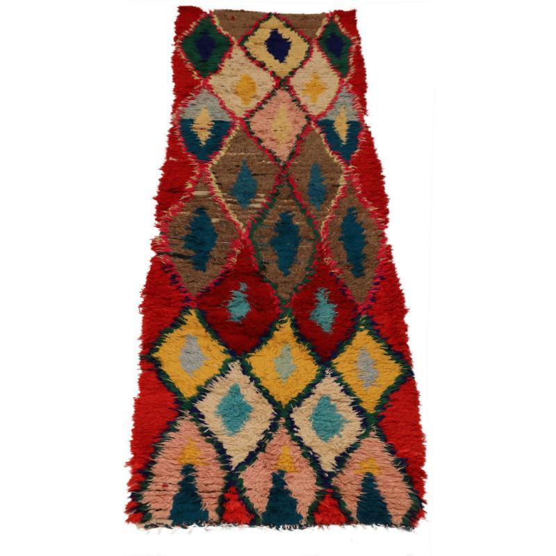 Découvrez l'élégance du tapis de course à motifs marocains de Circa 1990. Conçu avec Wool et BlueRedYellow, ce design exclusif est parfait pour mettre en valeur votre espace.
