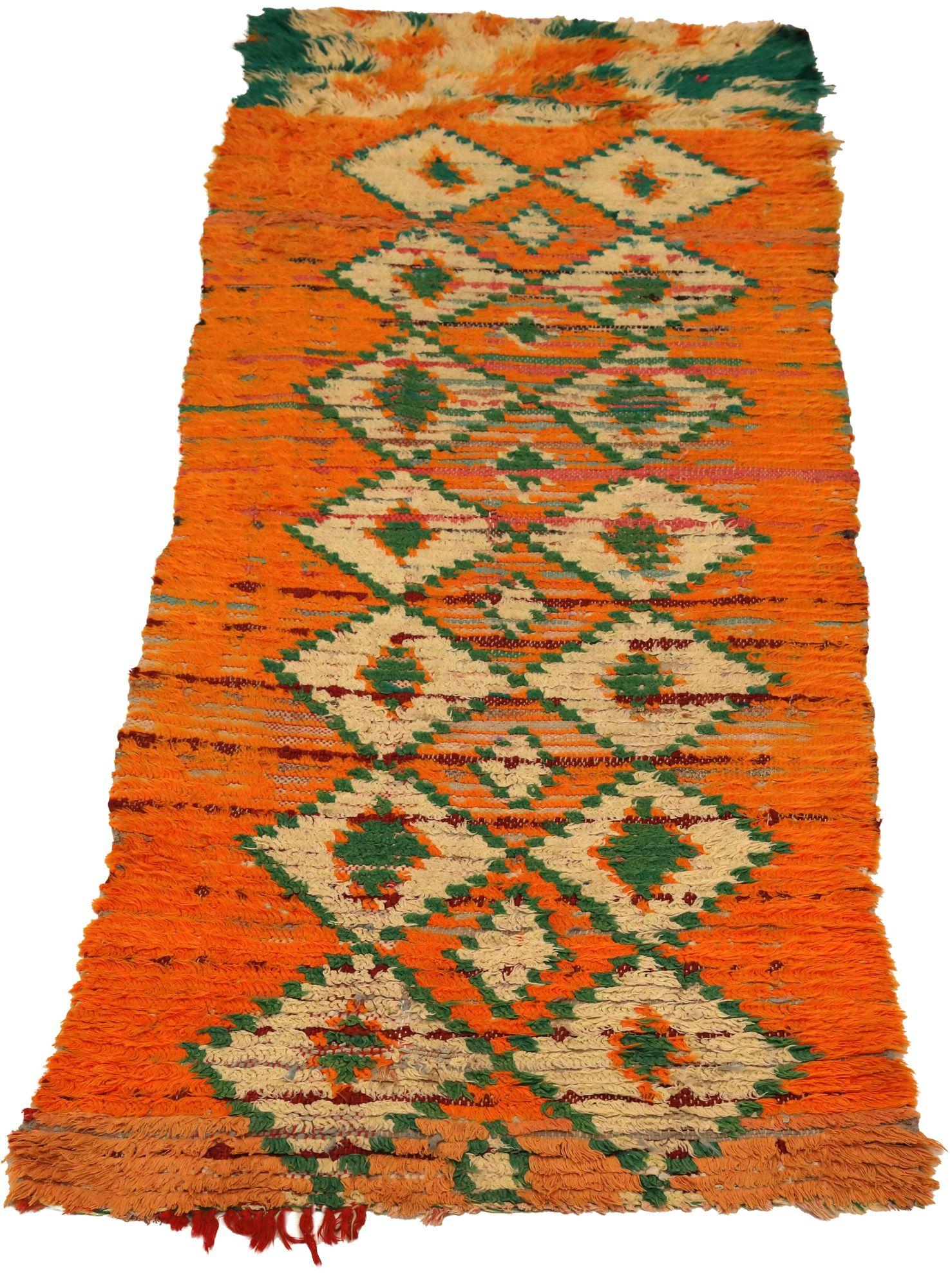Scopri l'eleganza del Tappeto Runner marocchino di CIRCA 1990. Progettato con lana e avorio, questo design esclusivo è perfetto per valorizzare il tuo spazio.