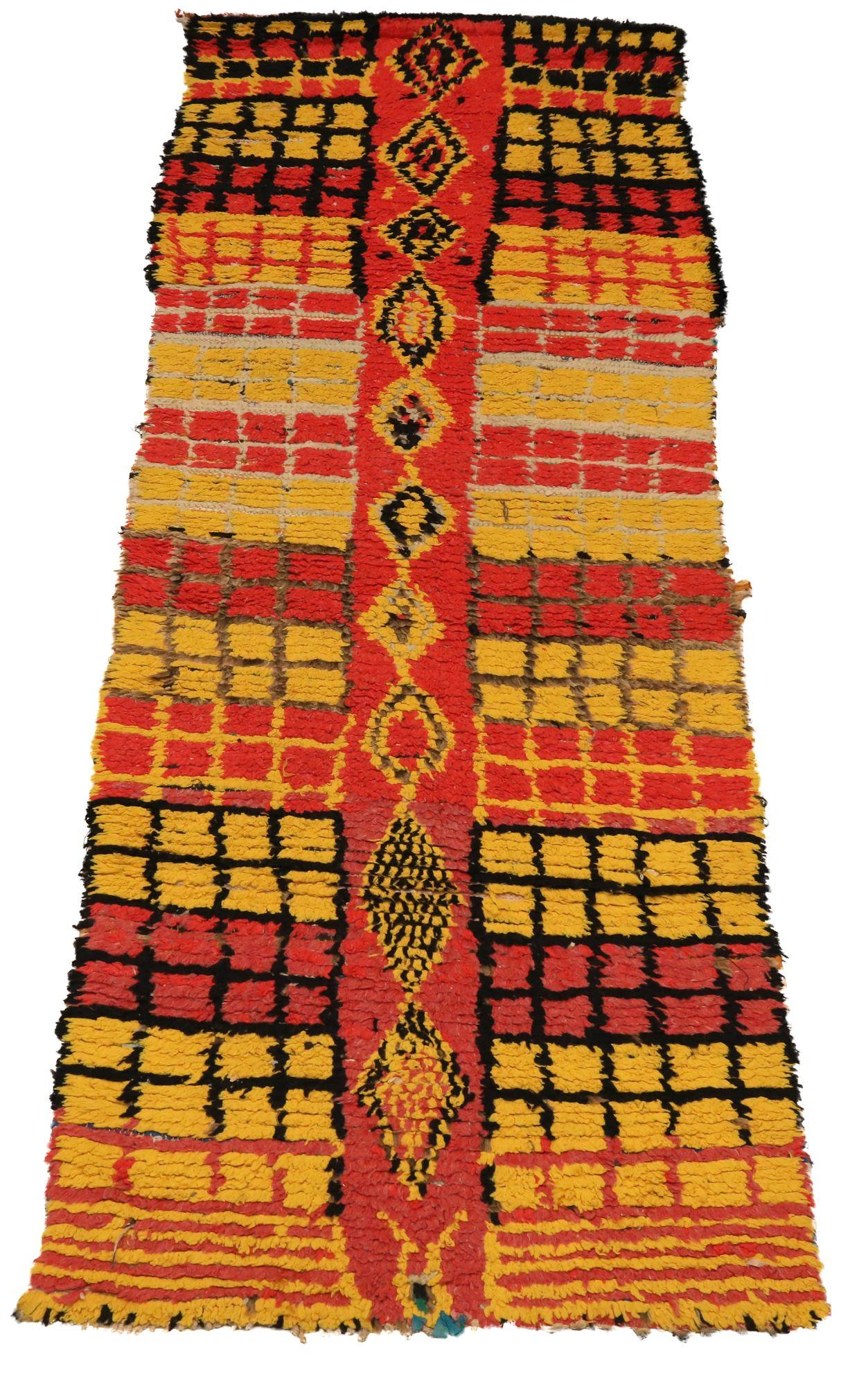 Scopri l'eleganza del Tappeto Runner marocchino di CIRCA 1990. Progettato con lana e giallo rosso, questo design esclusivo è perfetto per valorizzare il tuo spazio.