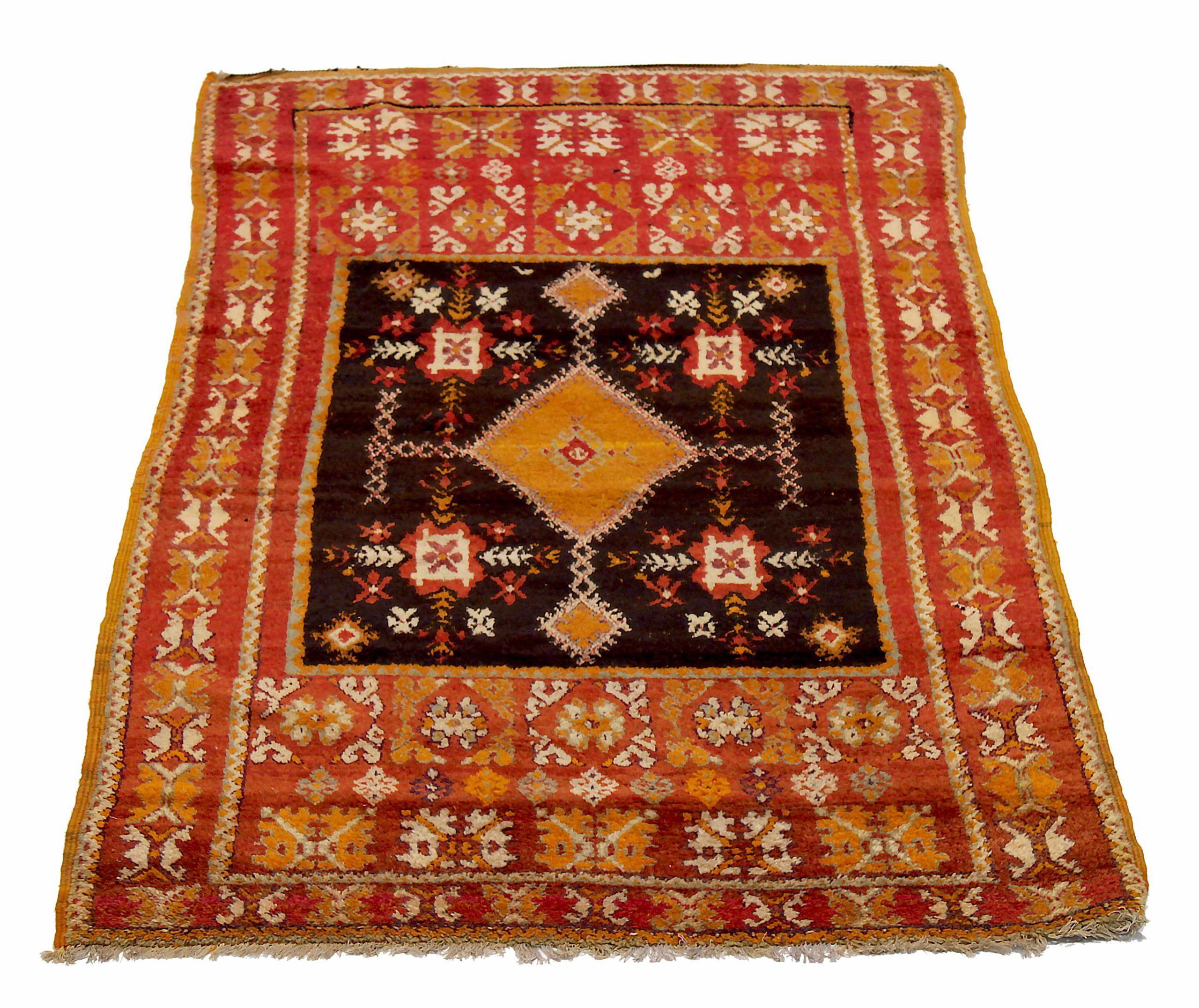 Entdecken Sie die Eleganz der marokkanischen Marokkaner mit dem kleinen Teppich CIRCA 1940. Dieses exklusive Design aus Wolle und Schwarz-Elfenbein-Orange-Rot ist perfekt, um Ihren Raum zu verschönern.