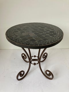 Table de patio marocaine en mosaïque de couleur carreaux noirs pour patio