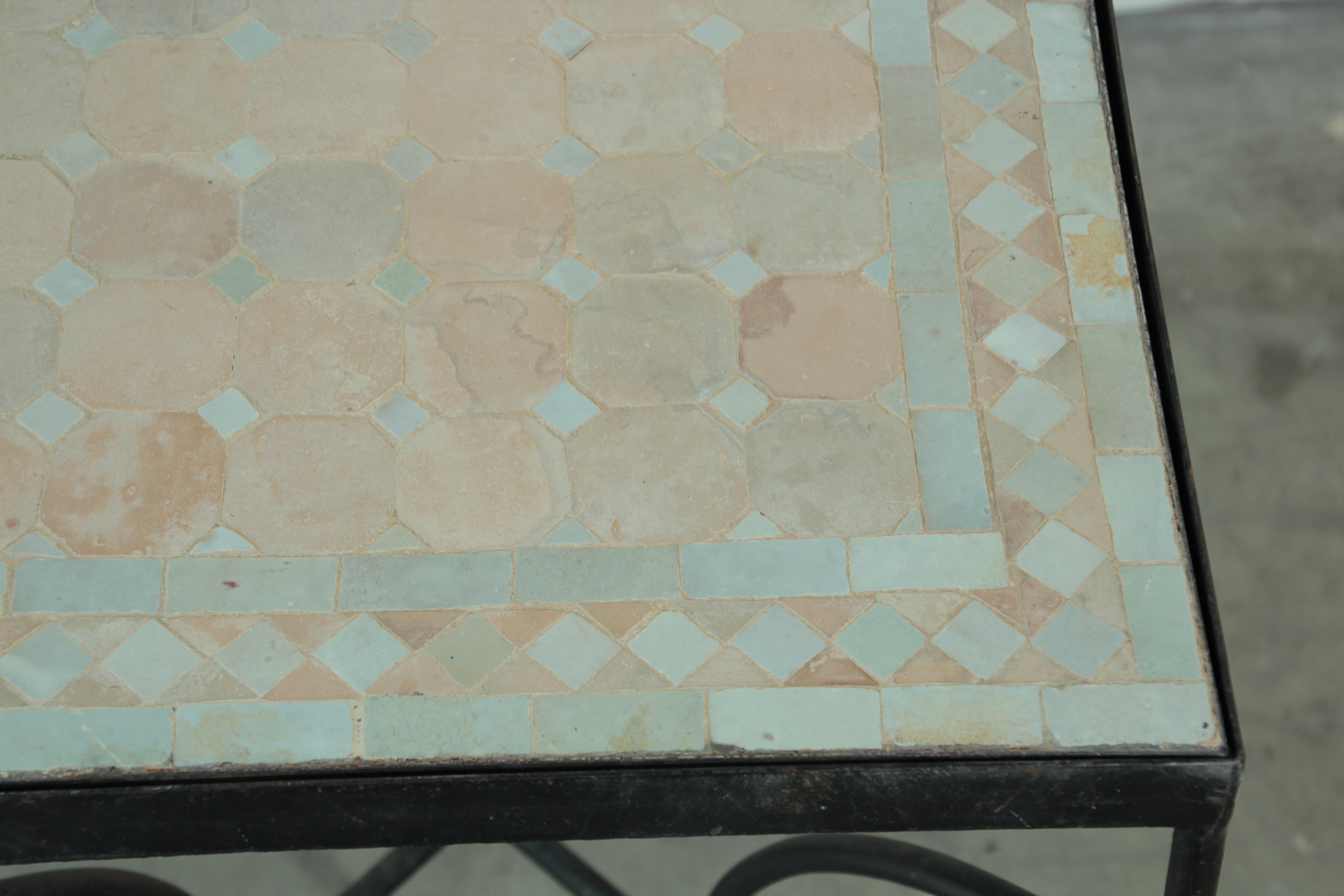 Marokkanischer Mosaikfliesen-Bistrotisch im Angebot 9