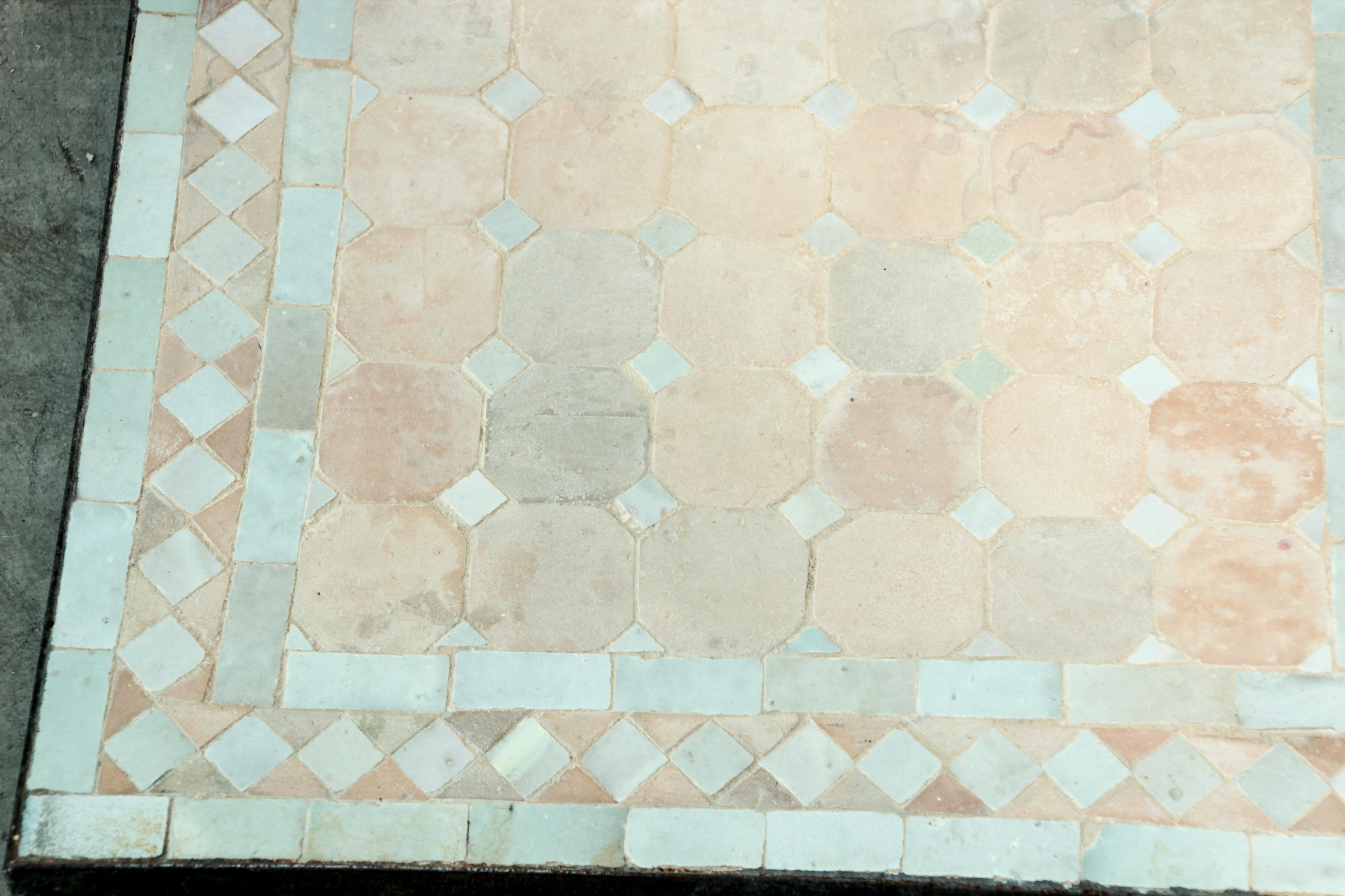 Marokkanischer Mosaikfliesen-Bistrotisch (20. Jahrhundert) im Angebot