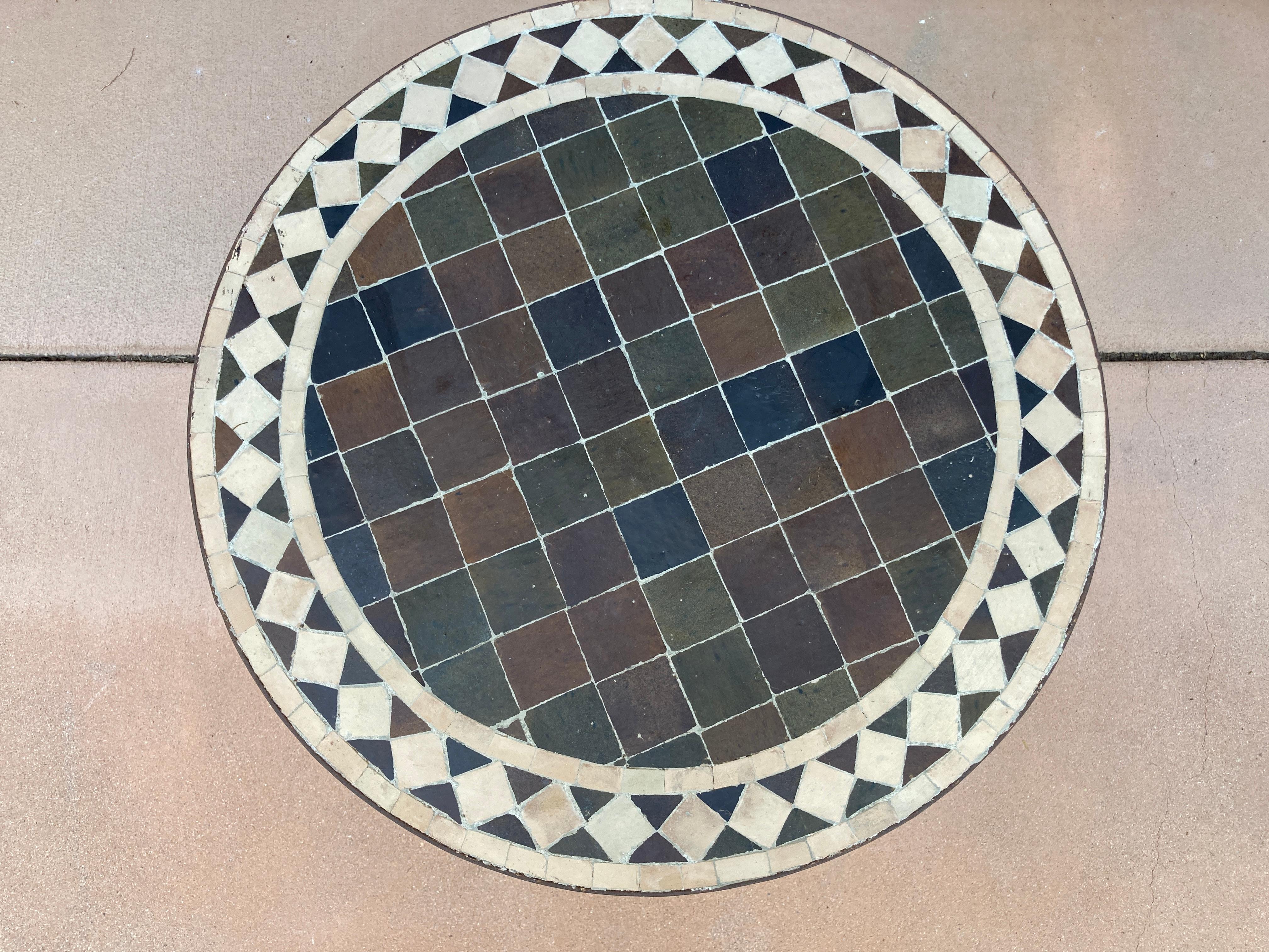 Marokkanischer Mosaikfliesen-Beistelltisch (Maurisch) im Angebot