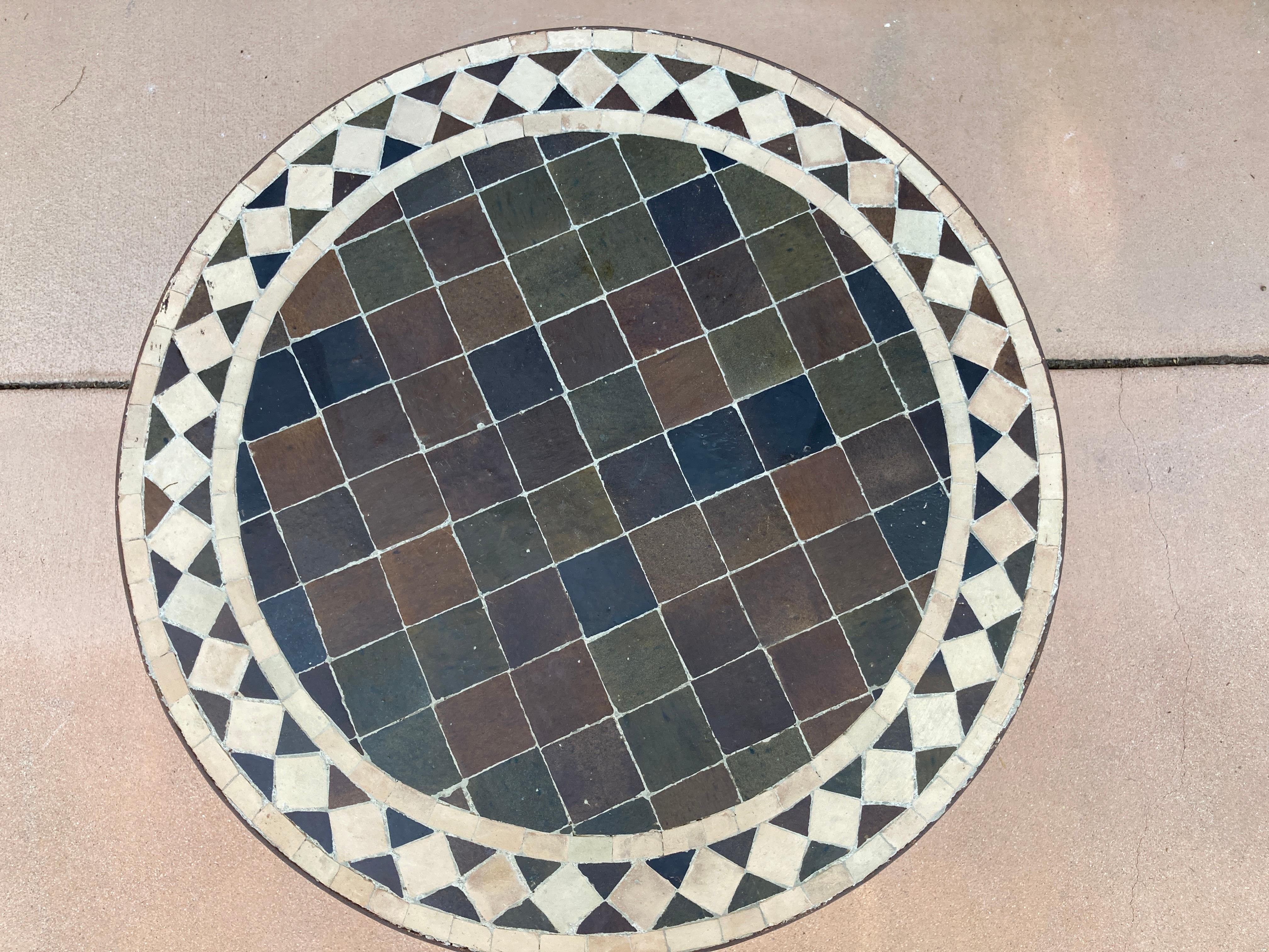 Marokkanischer Mosaikfliesen-Beistelltisch im Zustand „Gut“ im Angebot in North Hollywood, CA