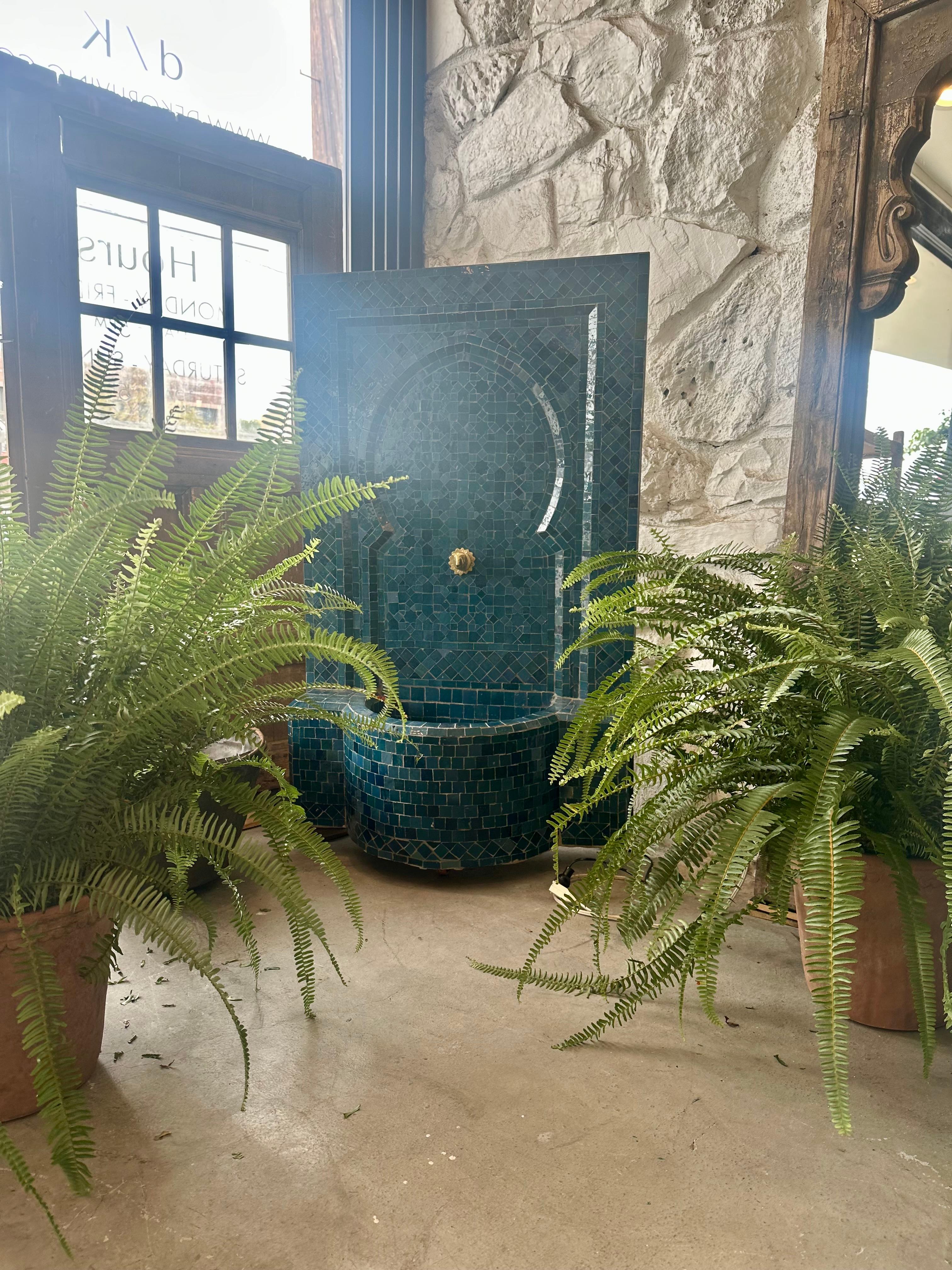 Fuente de agua de mosaico marroquí siglo XX en venta