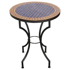 Table de bistrot en mosaïque marocaine de couleur bleu cobalt