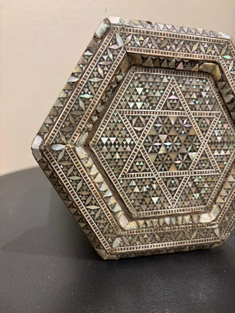 Hexágono marroquí con incrustaciones de nácar, Modelo en miniatura, Siglo XIX en venta 2