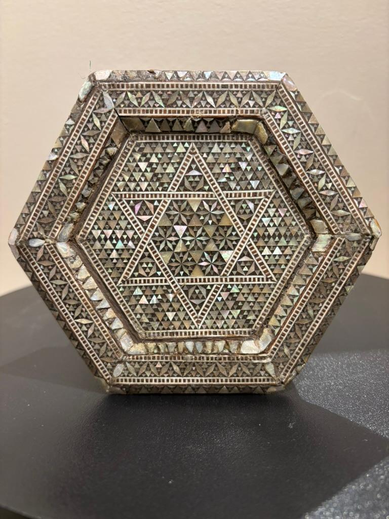 Hexágono marroquí con incrustaciones de nácar, Modelo en miniatura, Siglo XIX en venta 3