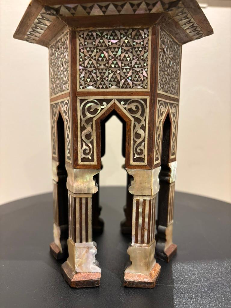 Hexágono marroquí con incrustaciones de nácar, Modelo en miniatura, Siglo XIX en venta 4