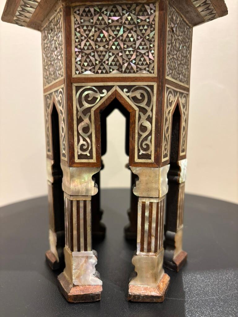 Hexágono marroquí con incrustaciones de nácar, Modelo en miniatura, Siglo XIX en venta 5