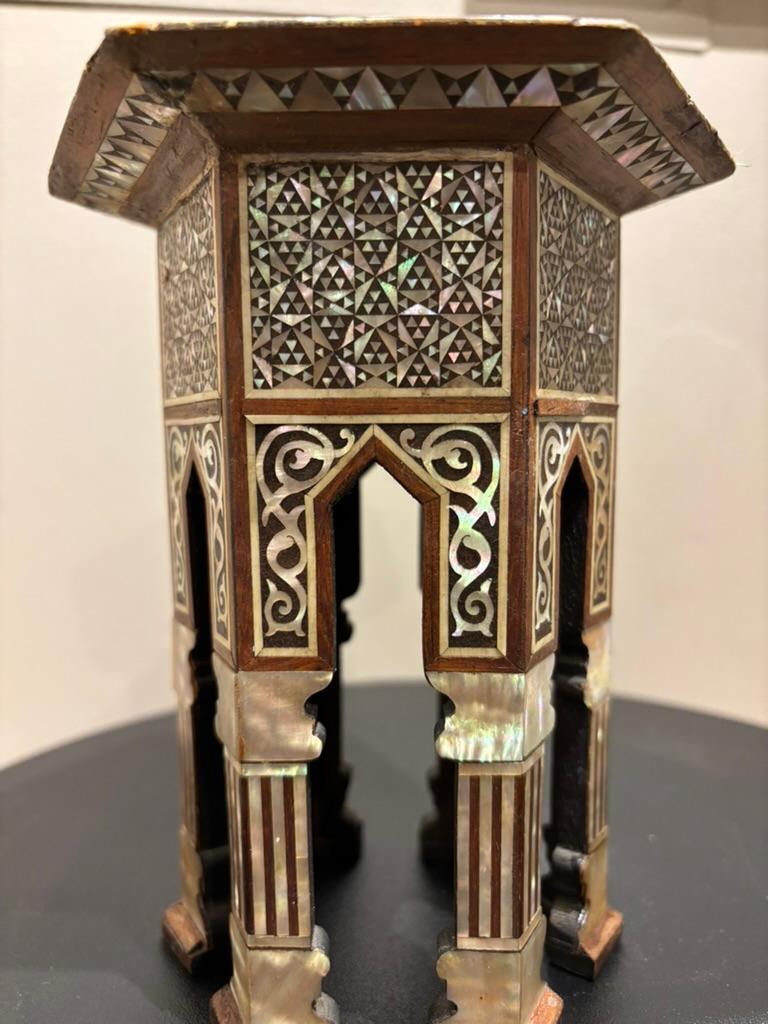 Hexágono marroquí con incrustaciones de nácar, Modelo en miniatura, Siglo XIX en venta 7