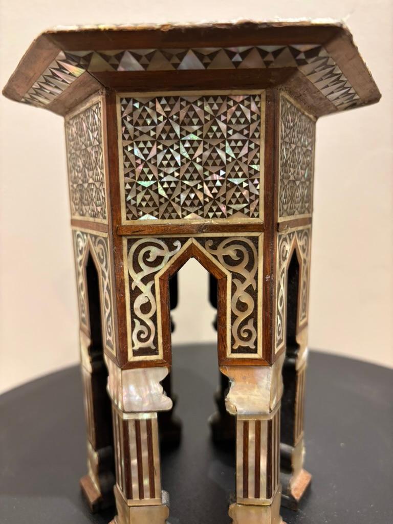 Hexágono marroquí con incrustaciones de nácar, Modelo en miniatura, Siglo XIX en venta 8