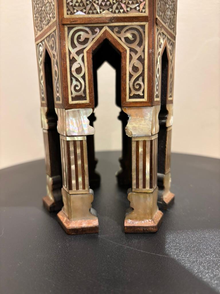 Hexágono marroquí con incrustaciones de nácar, Modelo en miniatura, Siglo XIX en venta 9